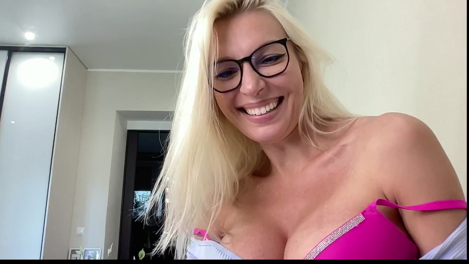 Gallery image thumbnail from AmazingkellyX's myfreecams stream on, 07/19/2025, 10:22 image 16 of 20