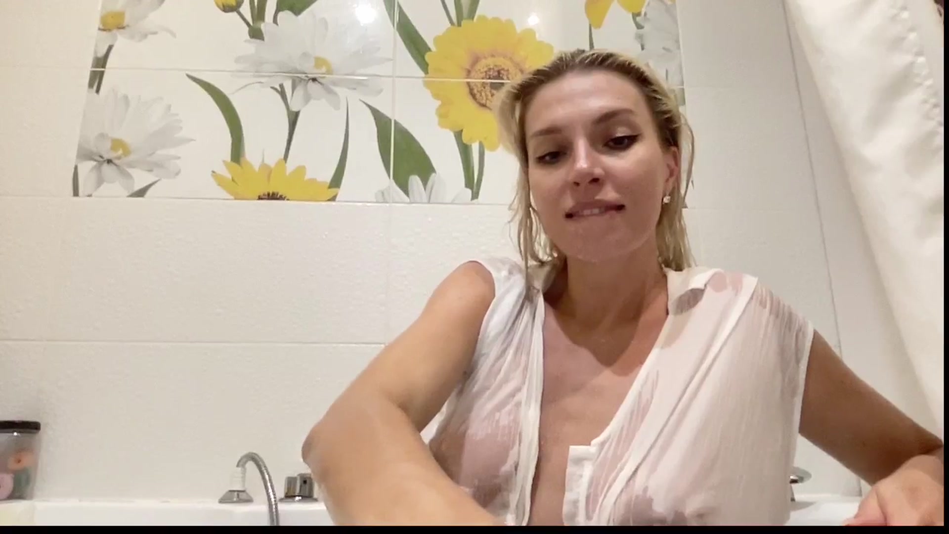 Gallery image thumbnail from AmazingkellyX's myfreecams stream on, 07/31/2025, 13:35 image 12 of 20