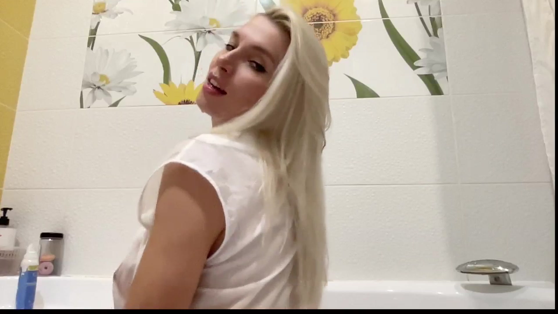 Gallery image thumbnail from AmazingkellyX's myfreecams stream on, 08/28/2025, 10:23 image 13 of 20