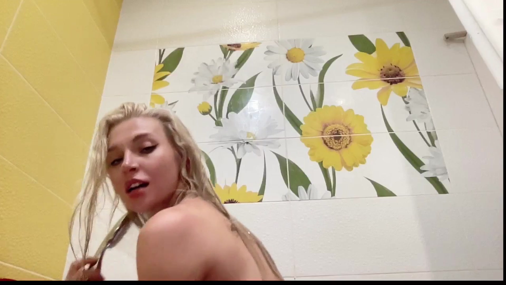 Gallery image thumbnail from AmazingkellyX's myfreecams stream on, 09/13/2025, 12:25 image 13 of 20
