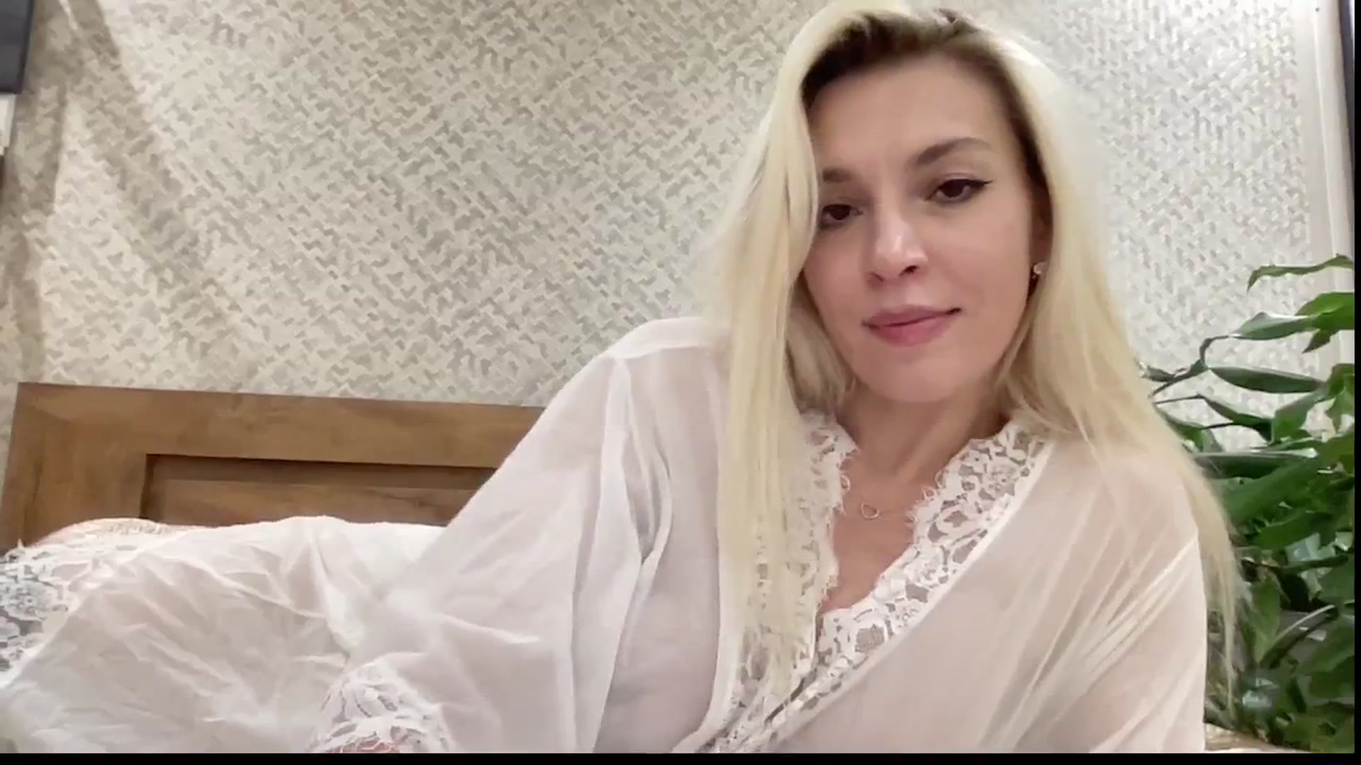 Gallery image thumbnail from AmazingkellyX's myfreecams stream on, 12/14/2025, 12:15 image 12 of 20