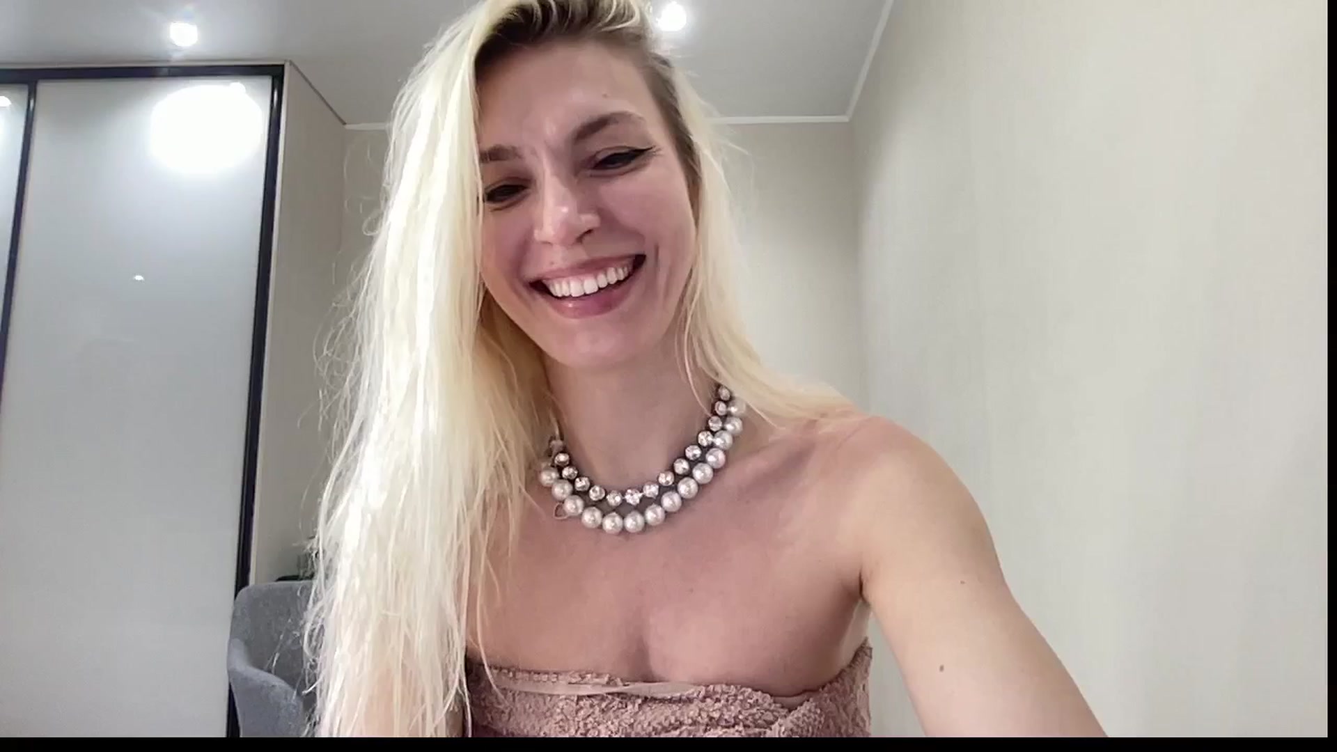 Gallery image thumbnail from AmazingkellyX's myfreecams stream on, 04/05/2026, 12:23 image 6 of 20