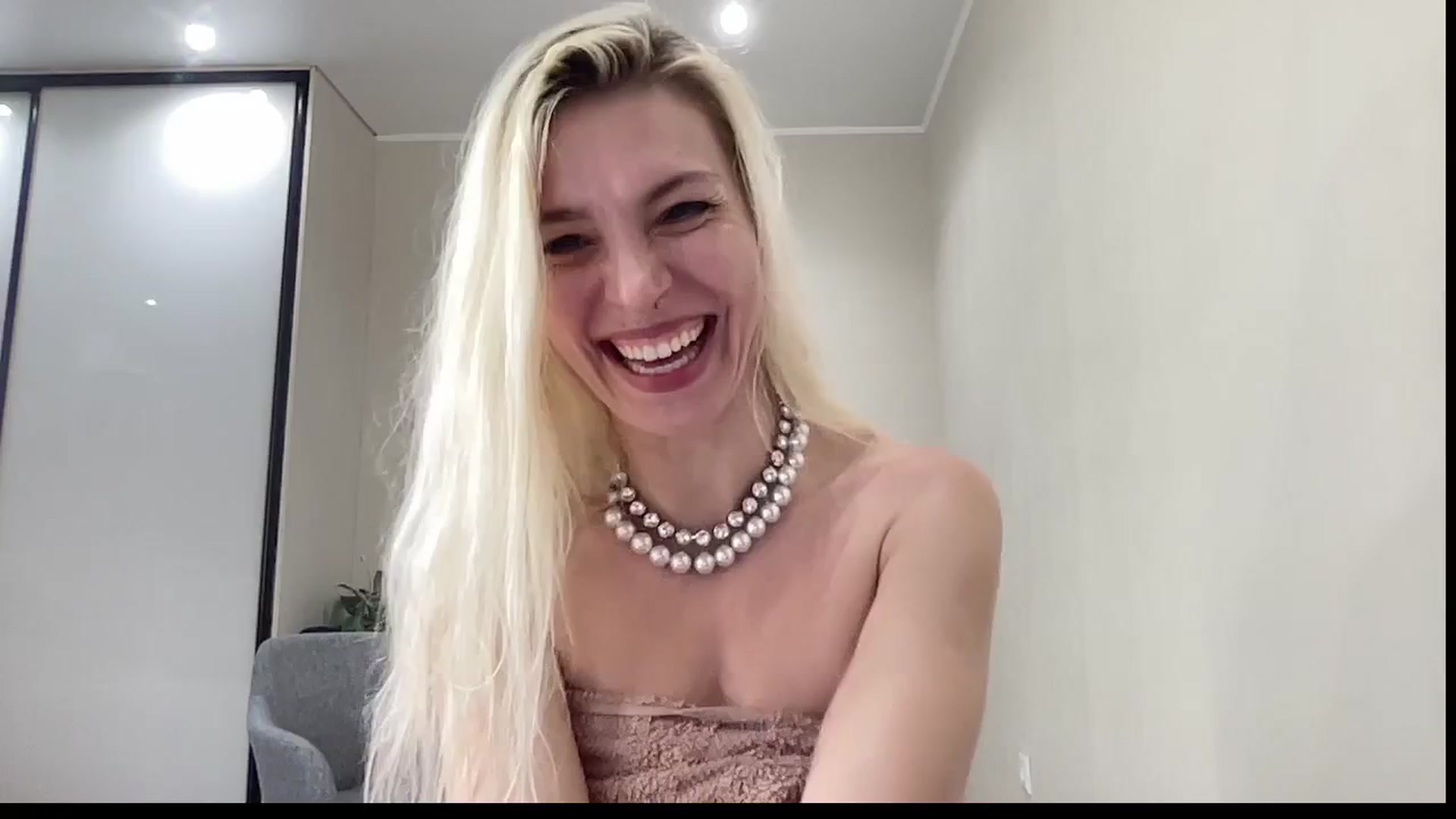 Gallery image thumbnail from AmazingkellyX's myfreecams stream on, 04/05/2026, 12:23 image 4 of 20