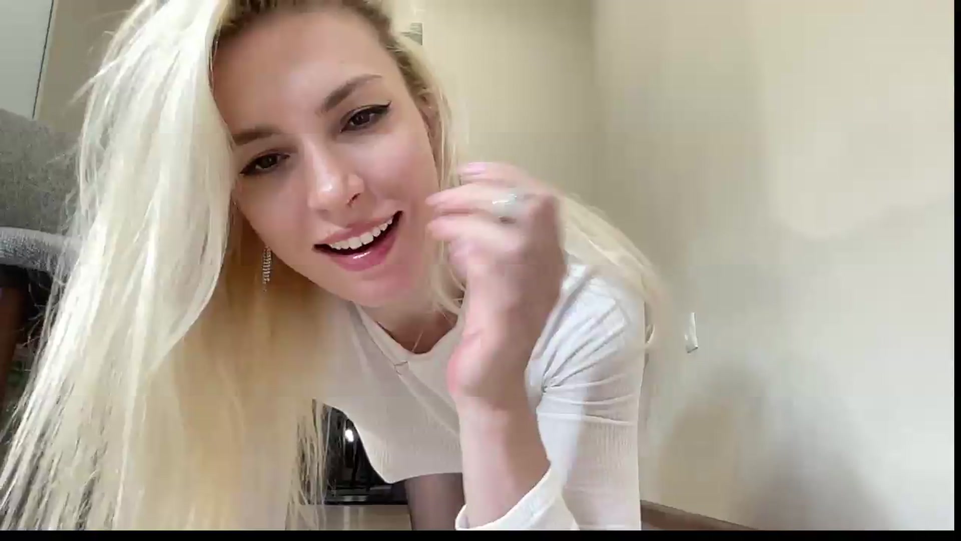 Gallery image thumbnail from AmazingkellyX's myfreecams stream on, 05/16/2026, 12:19 image 18 of 20