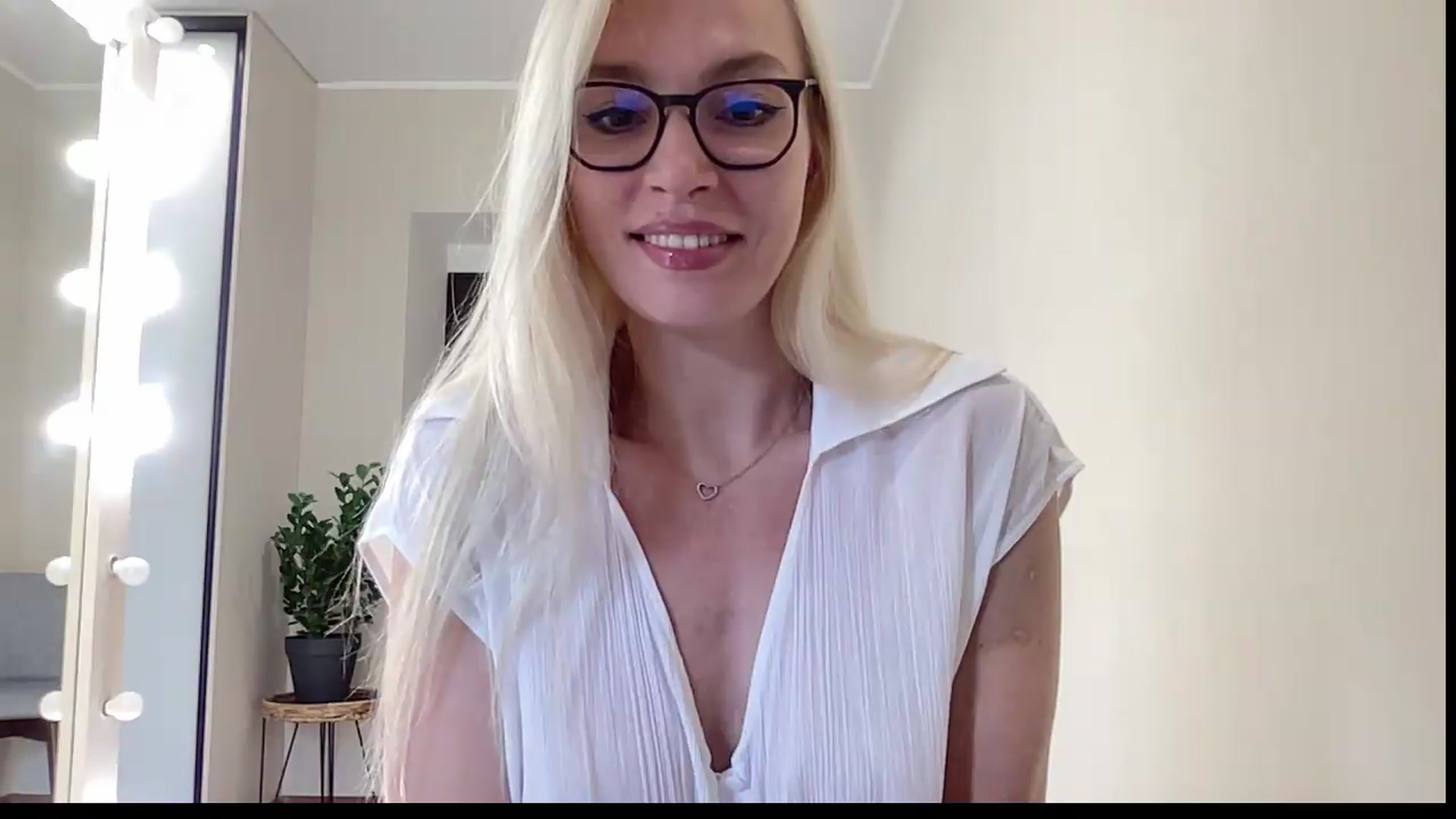 Gallery image thumbnail from AmazingkellyX's myfreecams stream on, 06/10/2026, 12:14 image 2 of 20