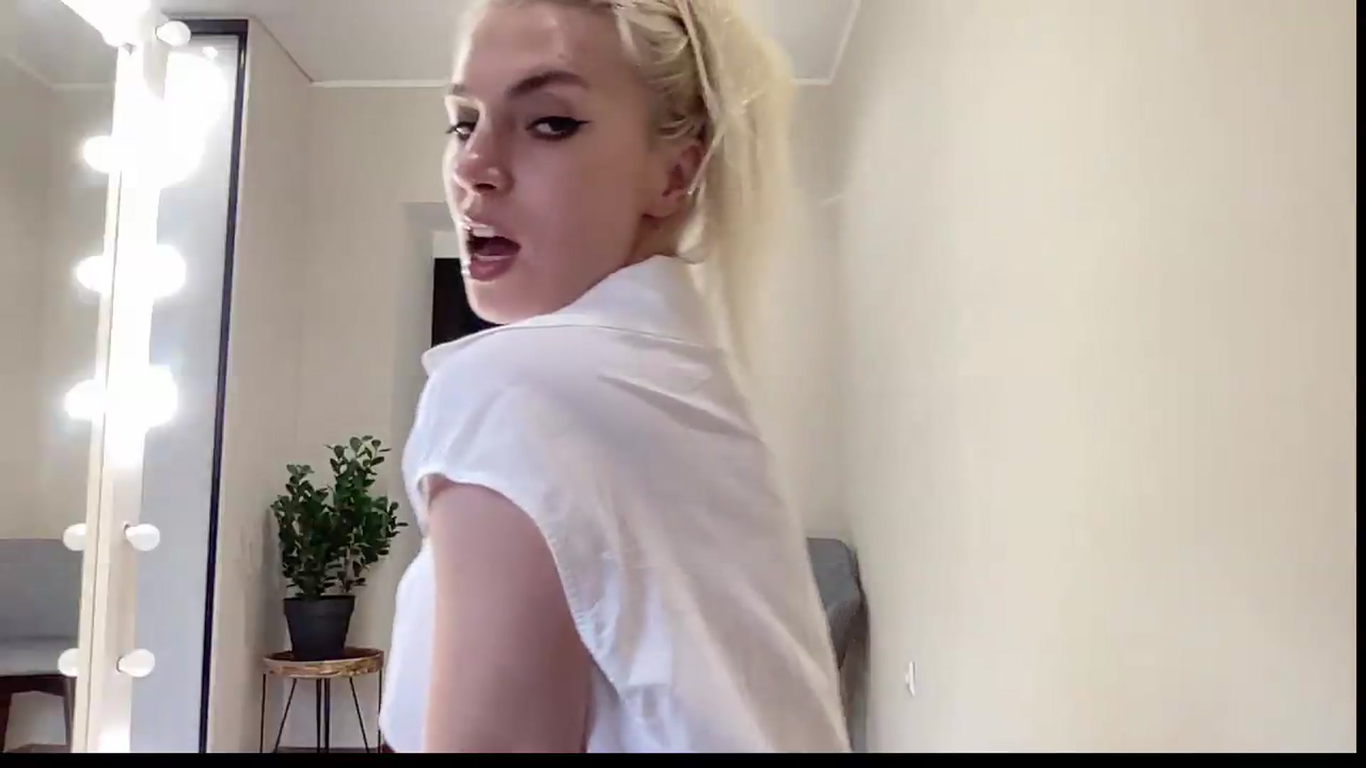 Gallery image thumbnail from AmazingkellyX's myfreecams stream on, 06/10/2026, 12:14 image 7 of 20