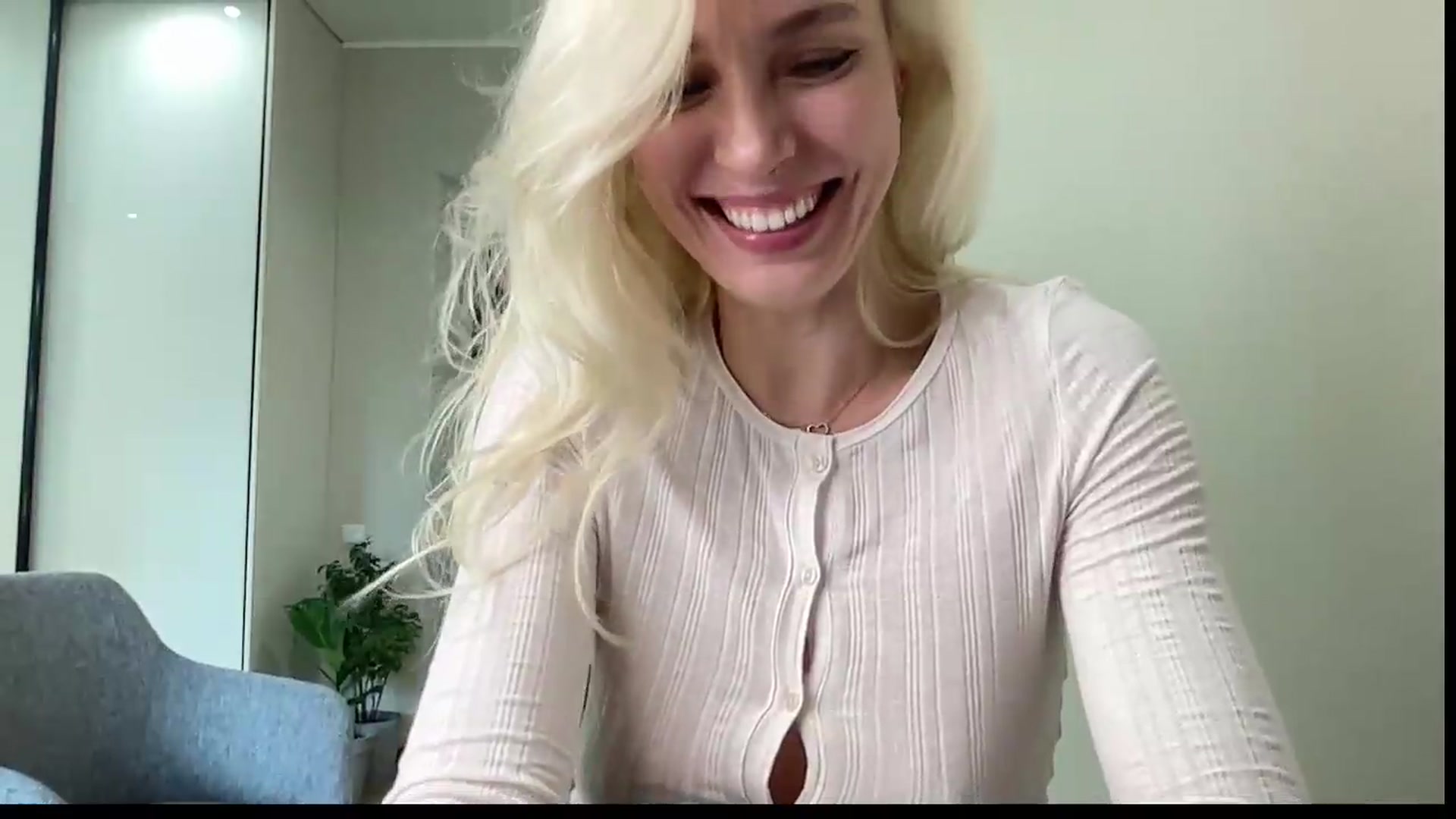 Gallery image thumbnail from AmazingkellyX's myfreecams stream on, 08/20/2026, 12:17 image 15 of 20