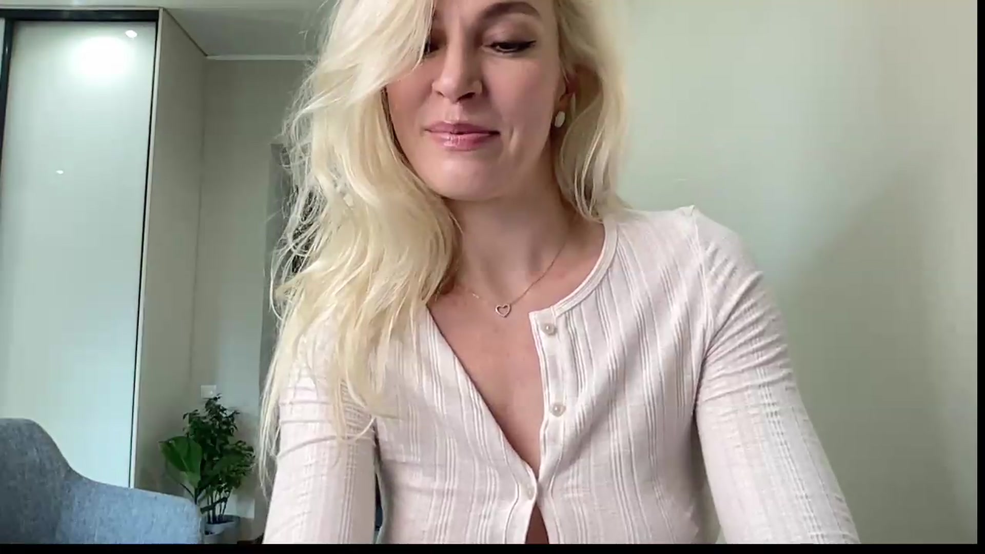 Gallery image thumbnail from AmazingkellyX's myfreecams stream on, 08/20/2026, 12:17 image 11 of 20