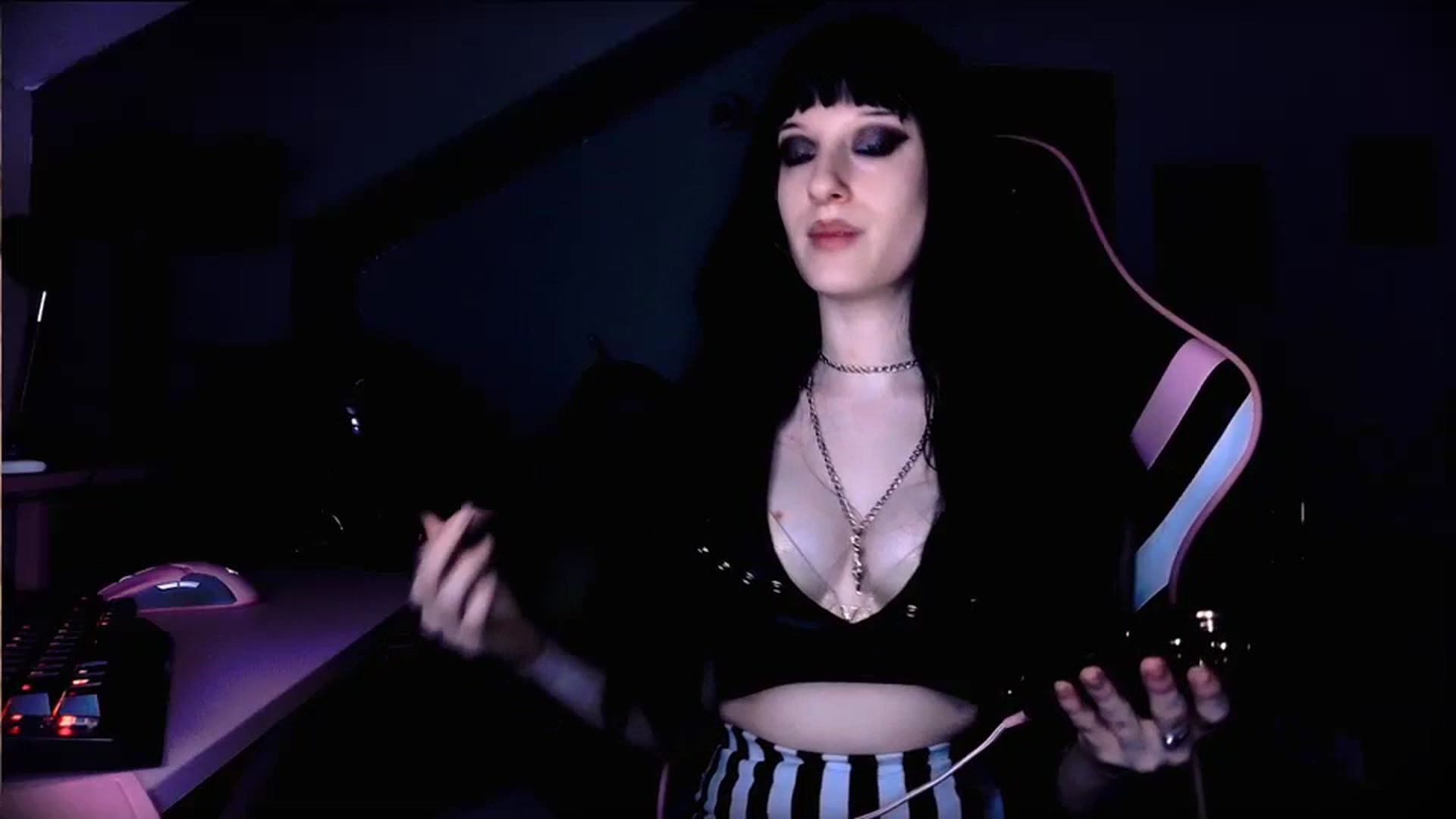 Gallery image thumbnail from Amber666Angel's myfreecams stream on, 10/17/2023, 11:19 image 17 of 20