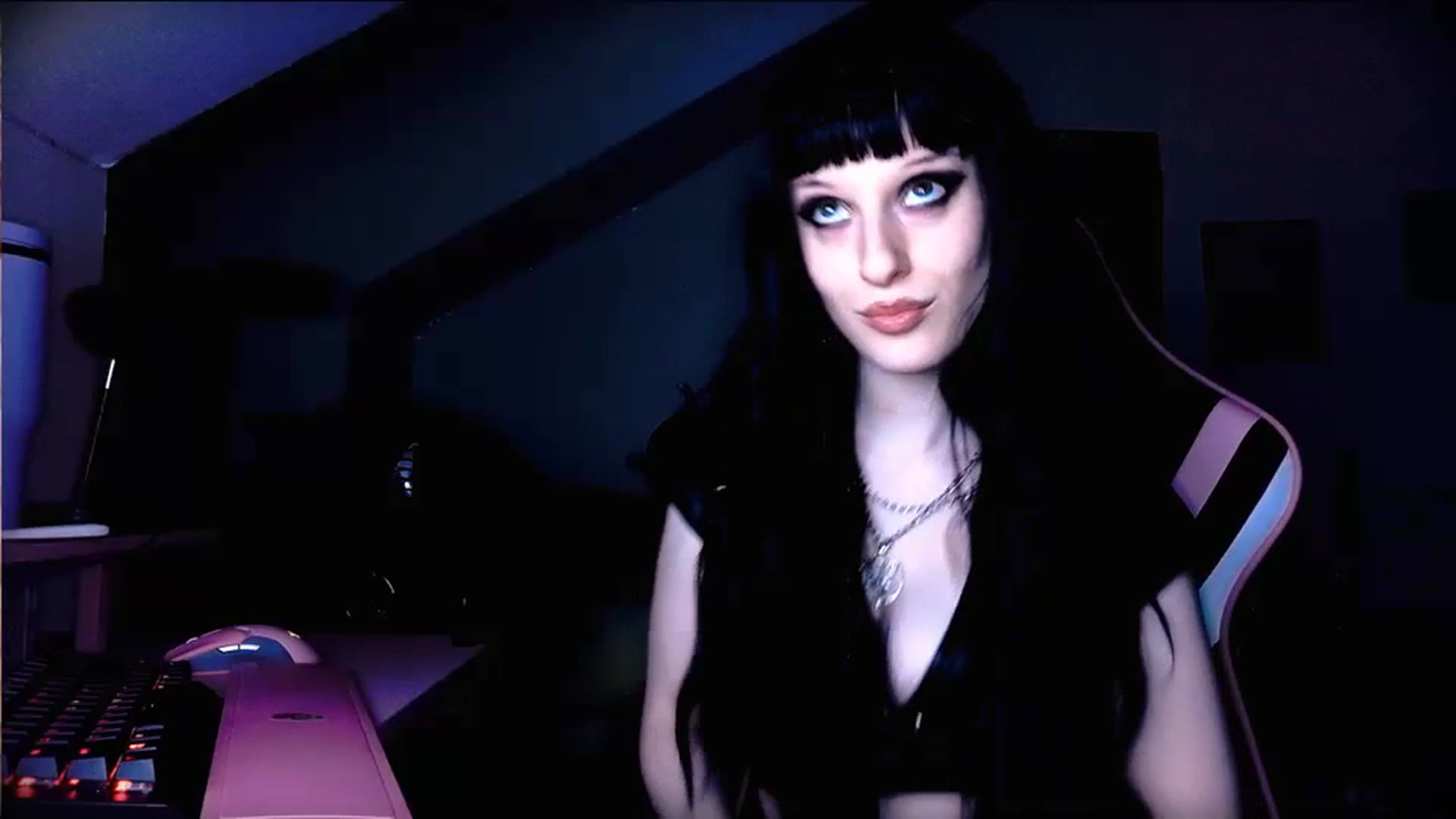 Gallery image thumbnail from Amber666Angel's myfreecams stream on, 10/17/2023, 11:19 image 4 of 20