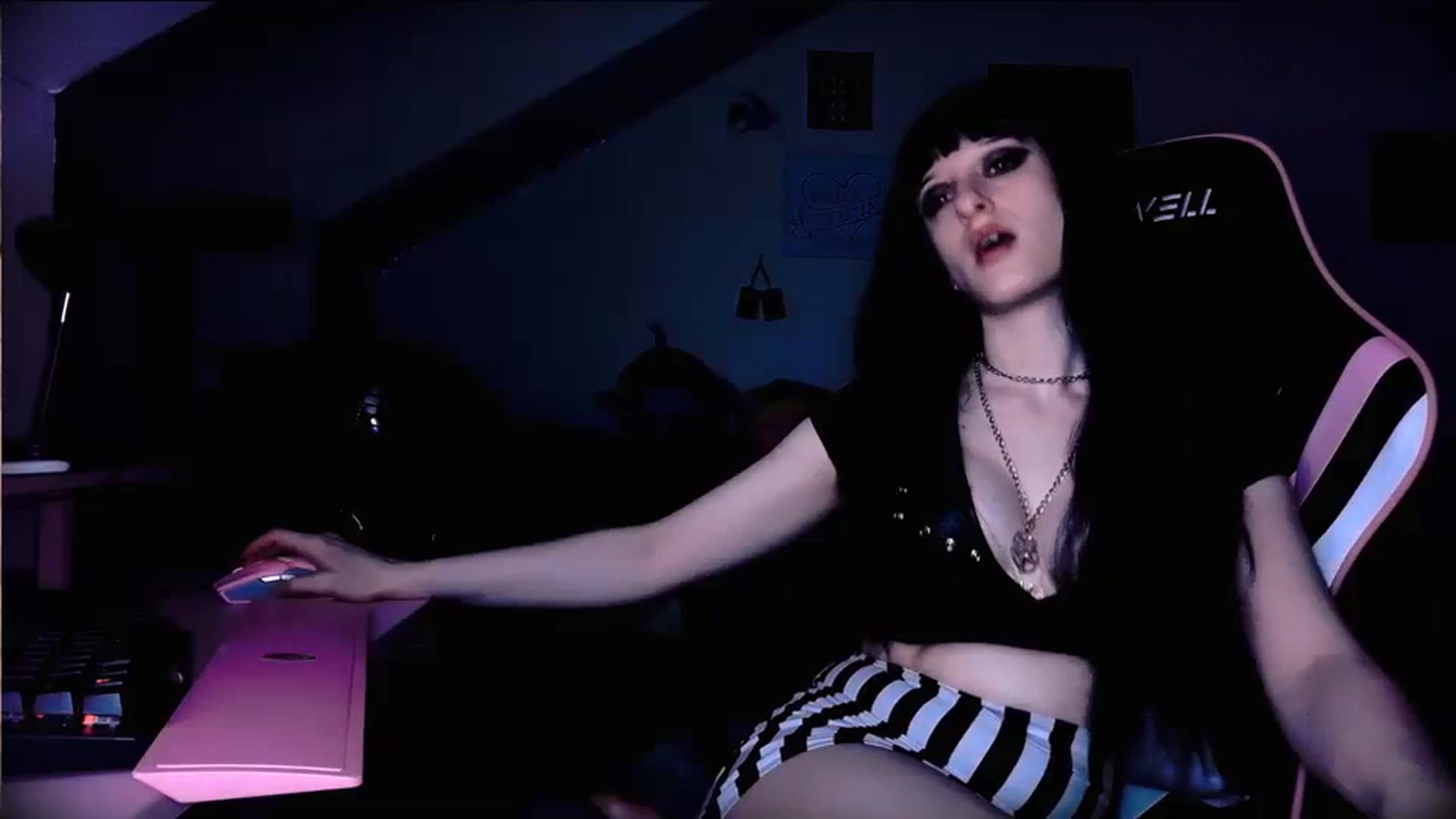 Gallery image thumbnail from Amber666Angel's myfreecams stream on, 10/17/2023, 11:19 image 10 of 20