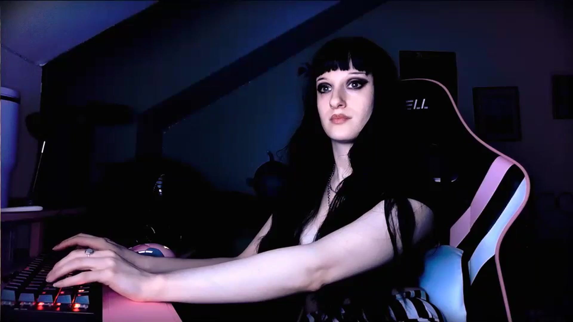 Gallery image thumbnail from Amber666Angel's myfreecams stream on, 10/17/2023, 11:19 image 2 of 20