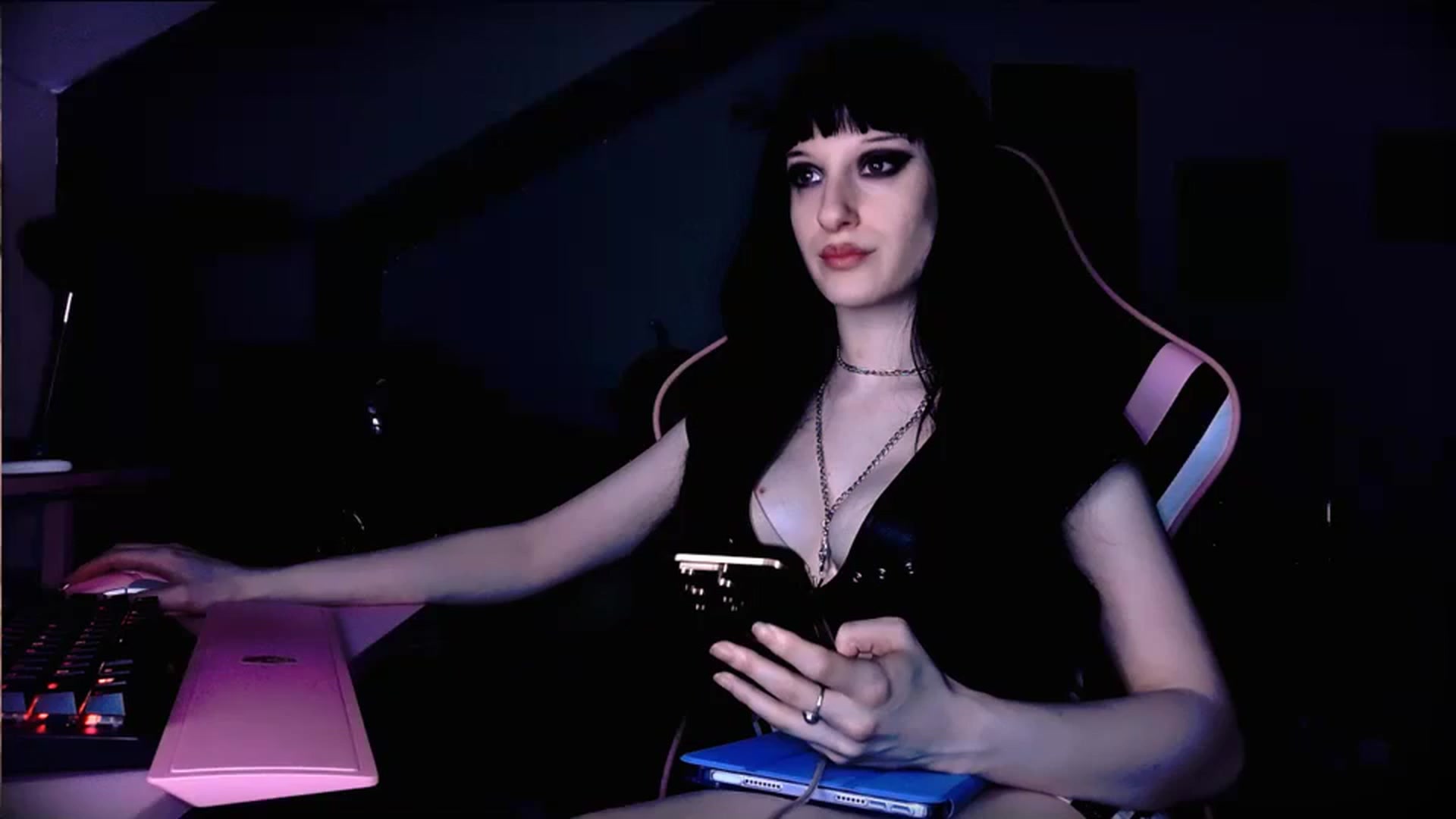 Gallery image thumbnail from Amber666Angel's myfreecams stream on, 10/17/2023, 11:19 image 13 of 20