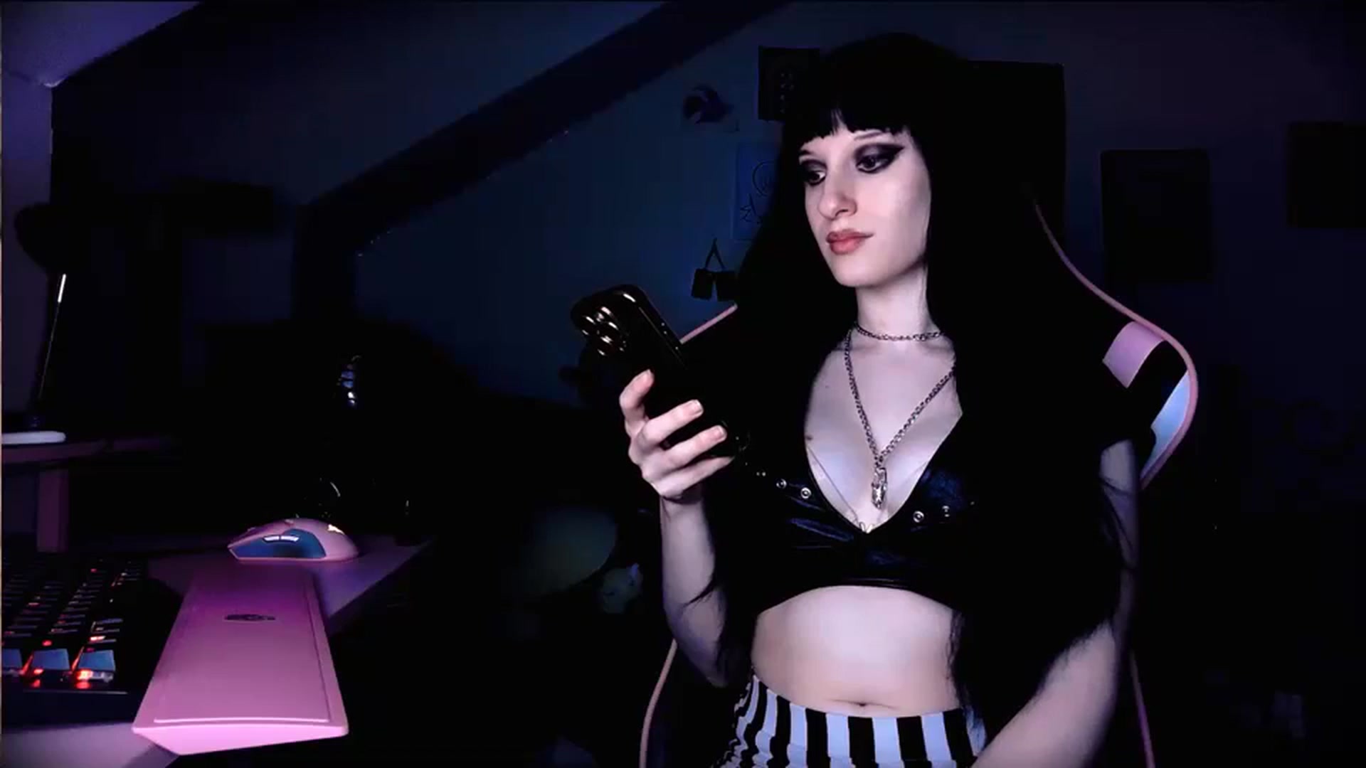 Gallery image thumbnail from Amber666Angel's myfreecams stream on, 10/17/2023, 11:19 image 11 of 20