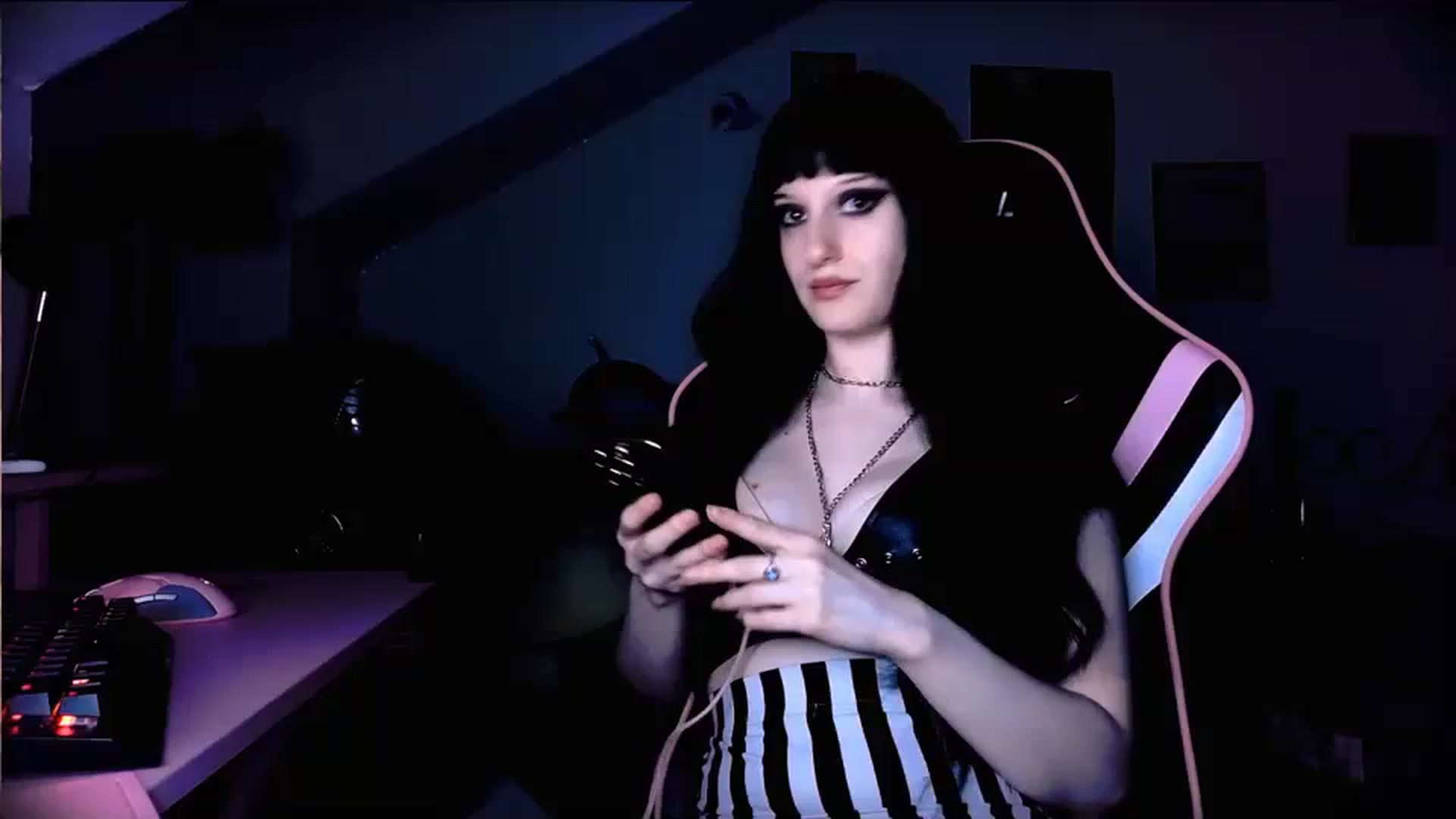 Gallery image thumbnail from Amber666Angel's myfreecams stream on, 10/17/2023, 11:19 image 15 of 20