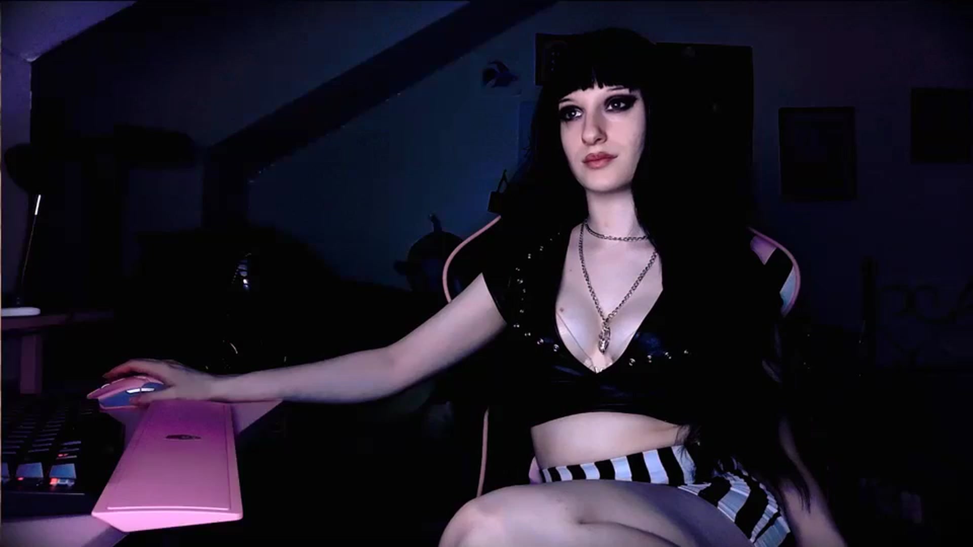 Gallery image thumbnail from Amber666Angel's myfreecams stream on, 10/17/2023, 11:19 image 8 of 20