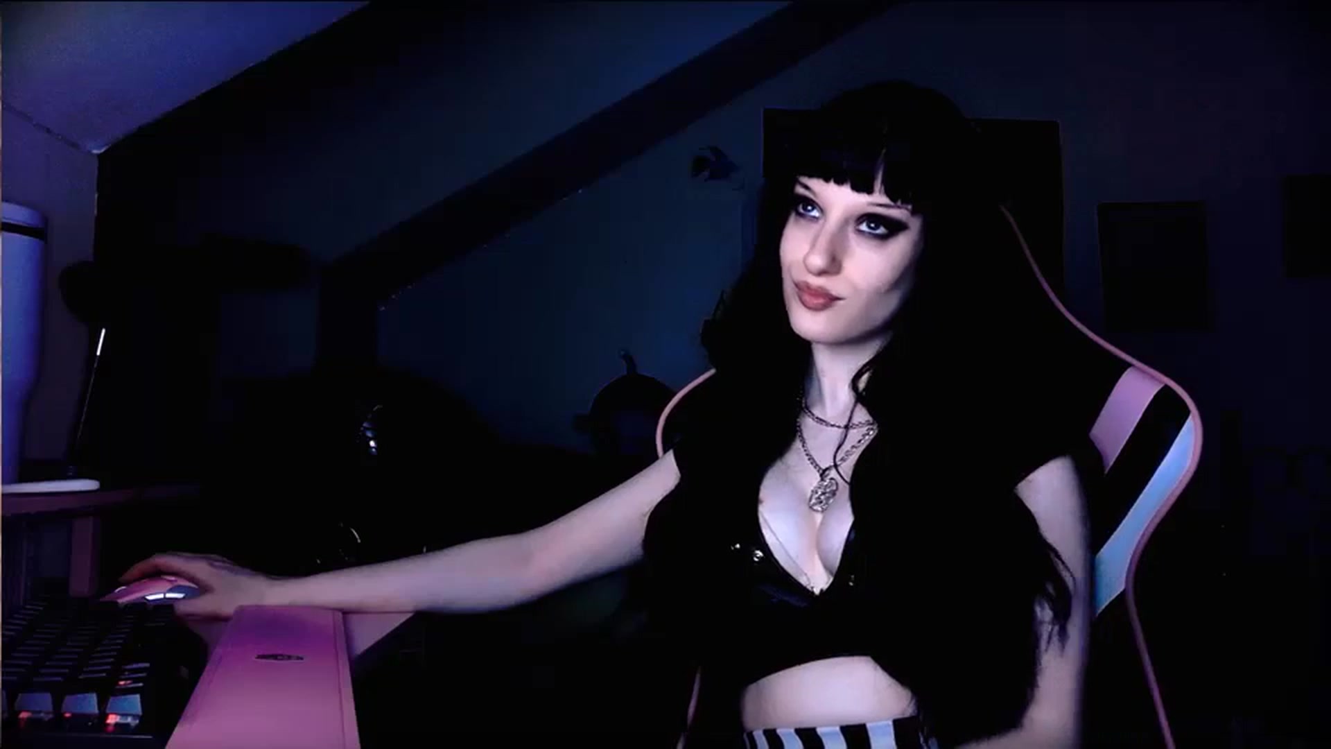 Gallery image thumbnail from Amber666Angel's myfreecams stream on, 10/17/2023, 11:19 image 5 of 20
