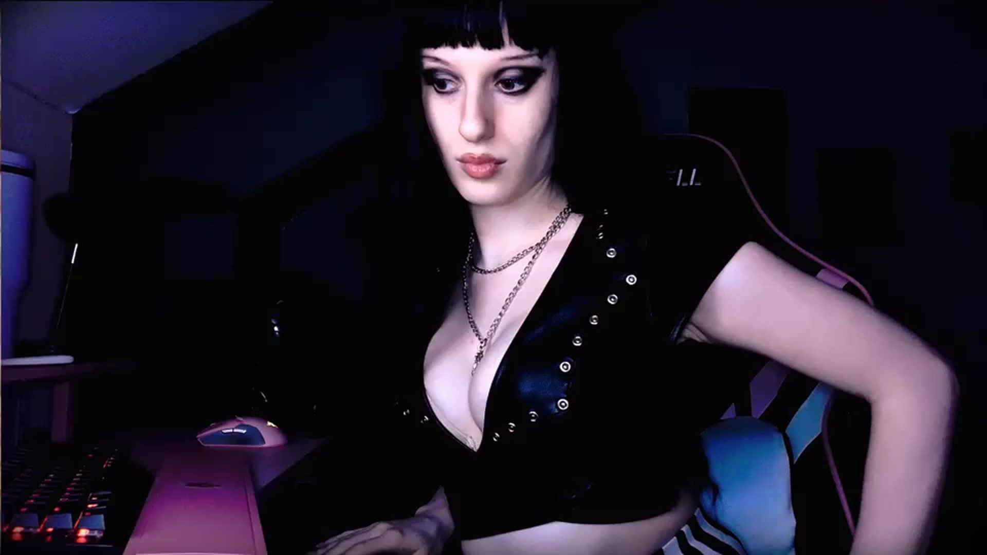 Gallery image thumbnail from Amber666Angel's myfreecams stream on, 10/17/2023, 11:19 image 3 of 20