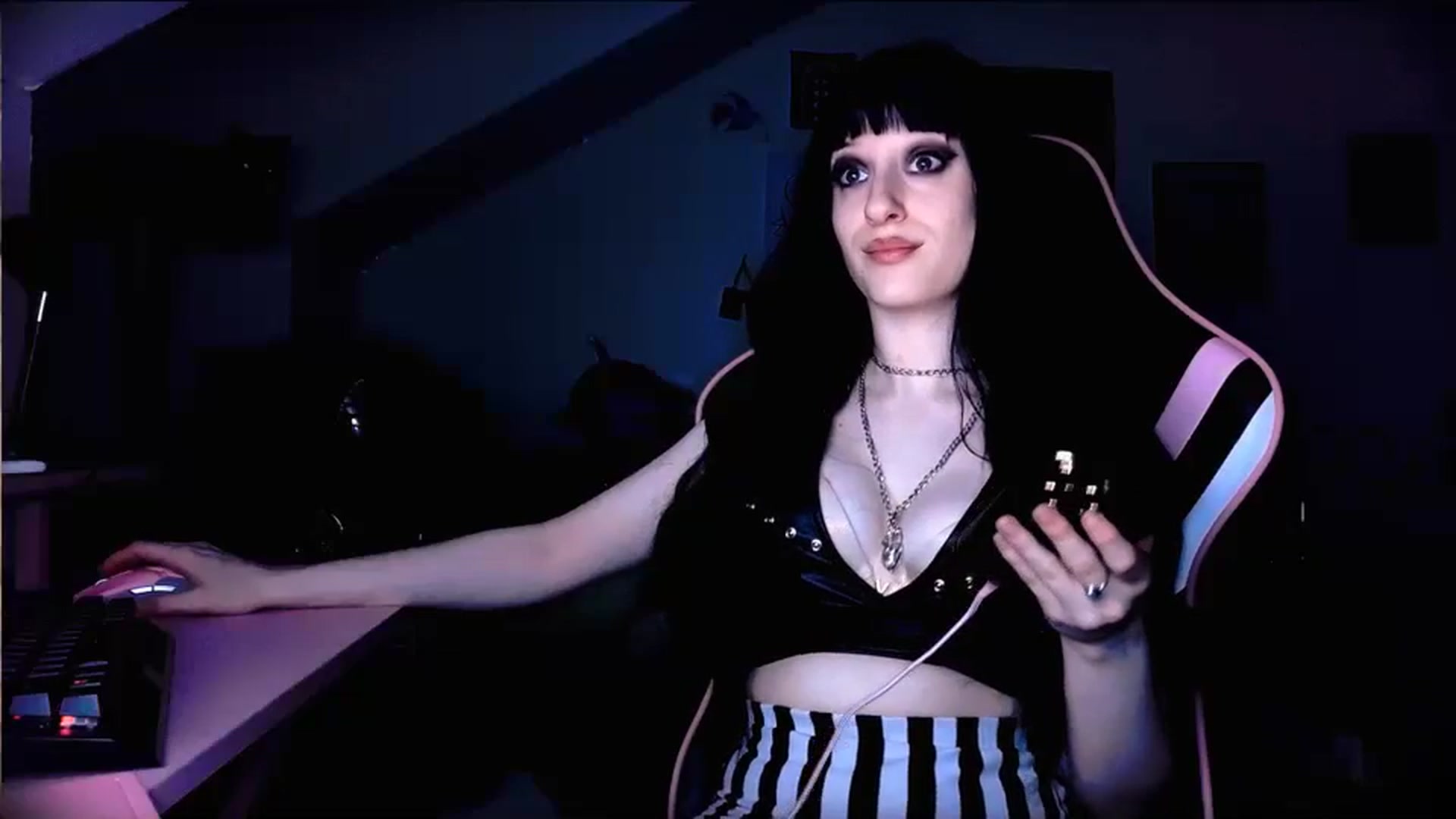 Gallery image thumbnail from Amber666Angel's myfreecams stream on, 10/17/2023, 11:19 image 18 of 20