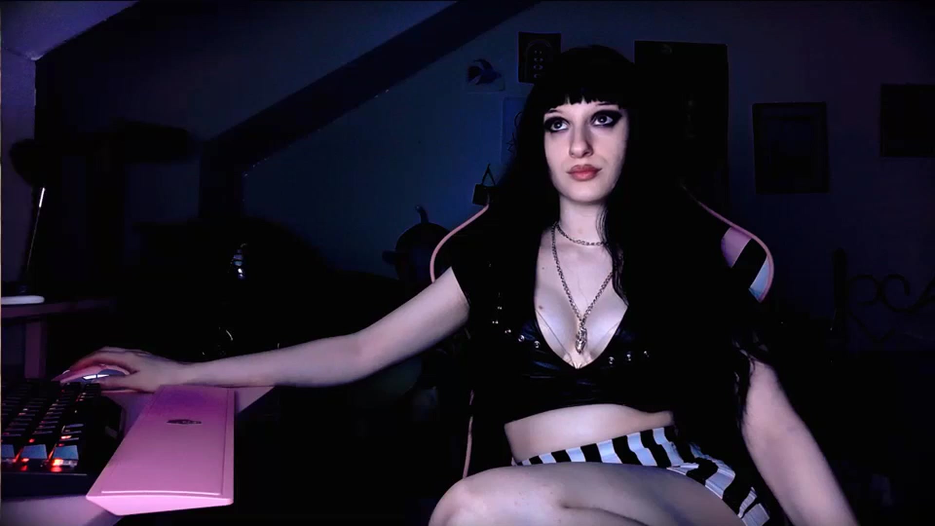 Gallery image thumbnail from Amber666Angel's myfreecams stream on, 10/17/2023, 11:19 image 9 of 20