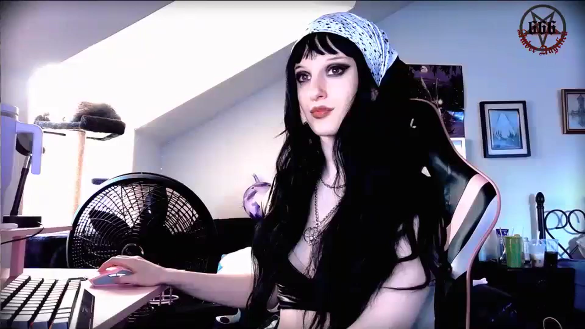 Gallery image thumbnail from Amber666Angel's myfreecams stream on, 10/17/2023, 12:49 image 14 of 20