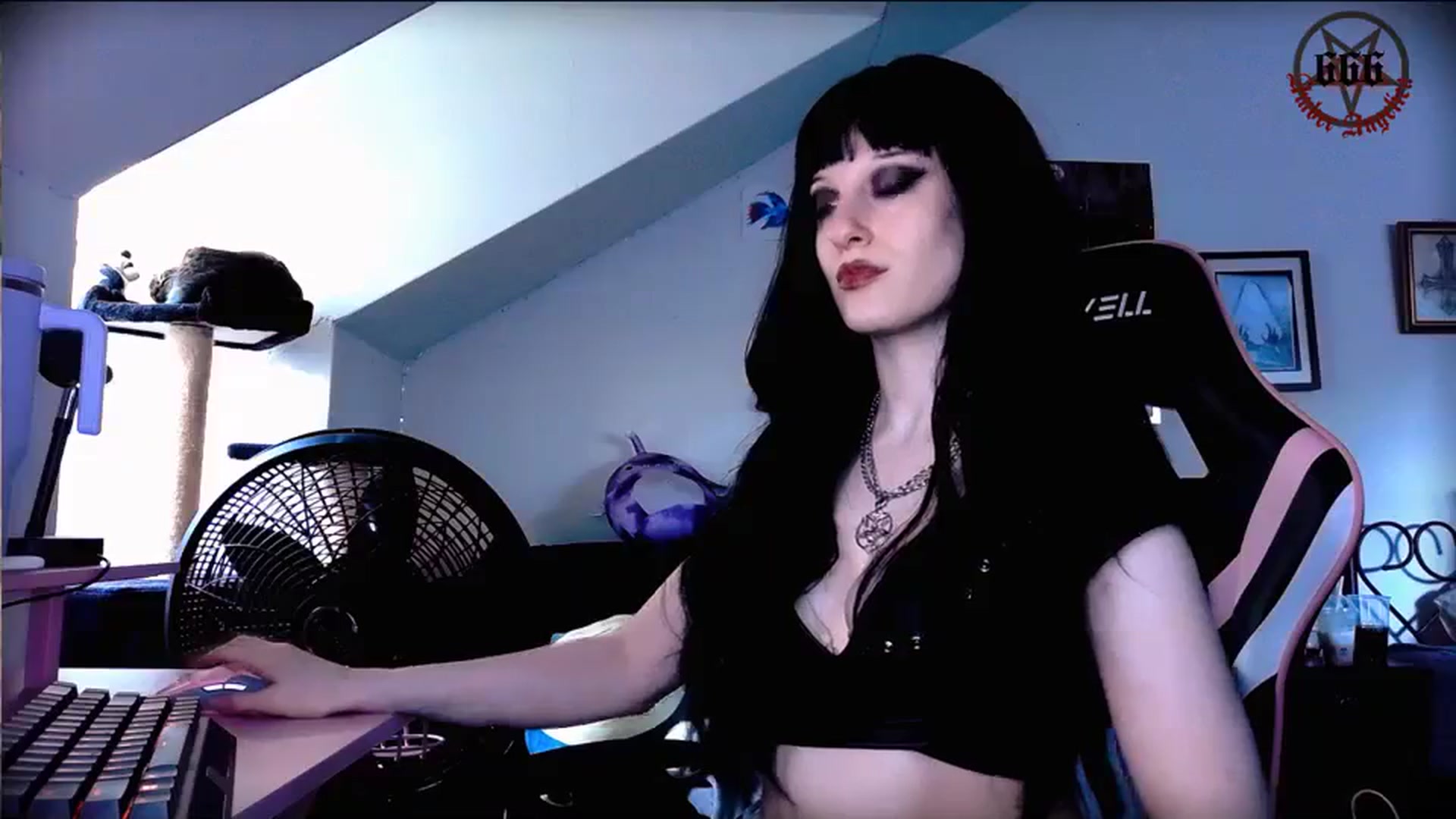 Gallery image thumbnail from Amber666Angel's myfreecams stream on, 10/17/2023, 12:49 image 10 of 20