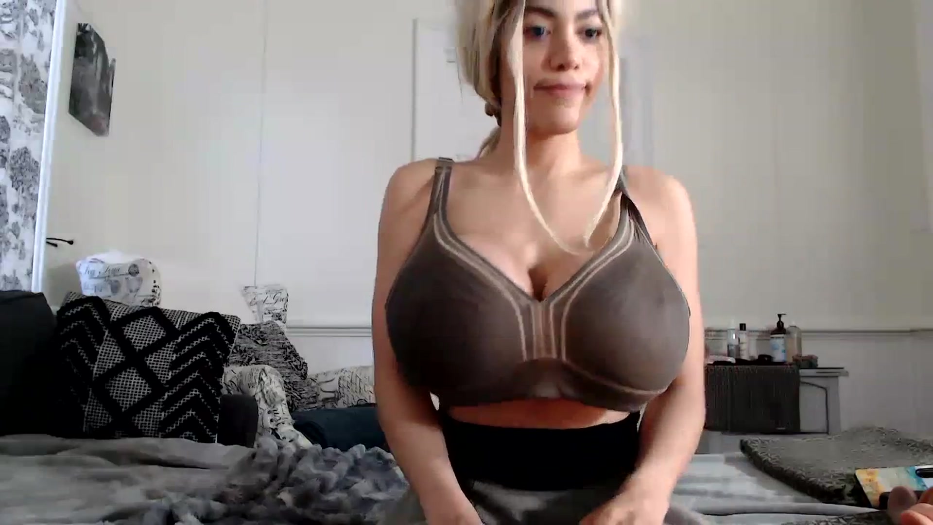 Gallery image thumbnail from AmberAlena_'s myfreecams stream on, 10/23/2023, 13:42 image 3 of 20