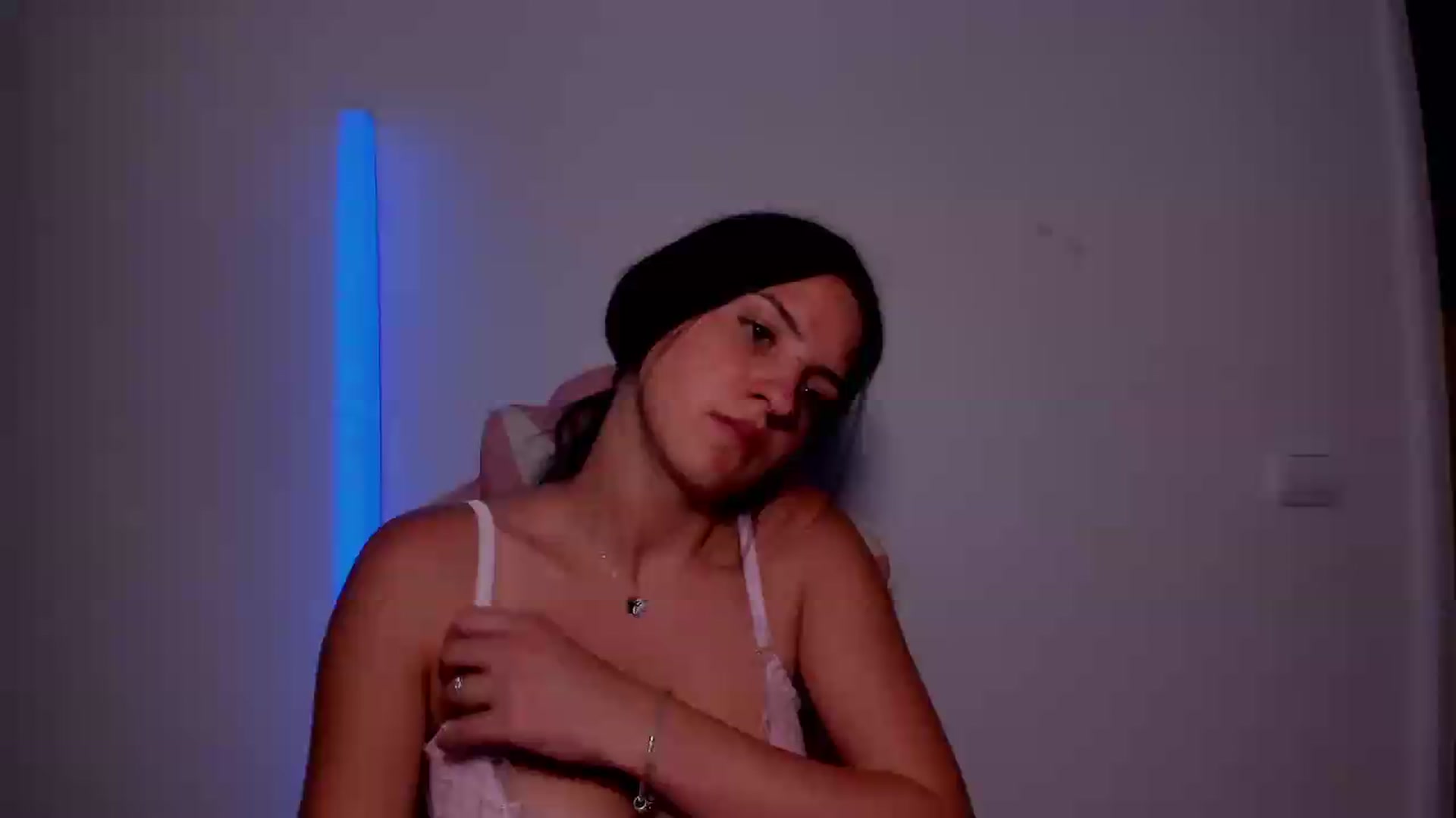 Gallery image thumbnail from AmberBlue_'s myfreecams stream on, 08/17/2026, 22:20 image 9 of 20