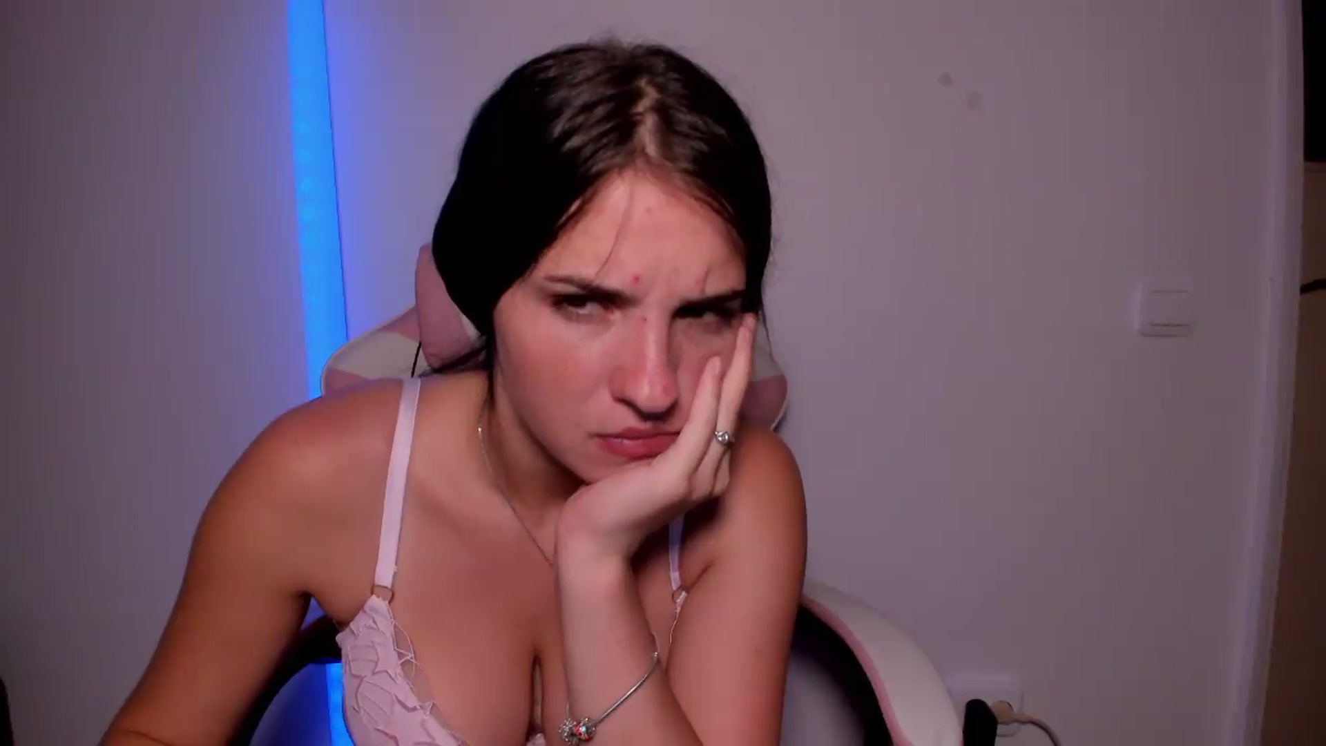 Gallery image thumbnail from AmberBlue_'s myfreecams stream on, 08/18/2026, 04:33 image 7 of 20