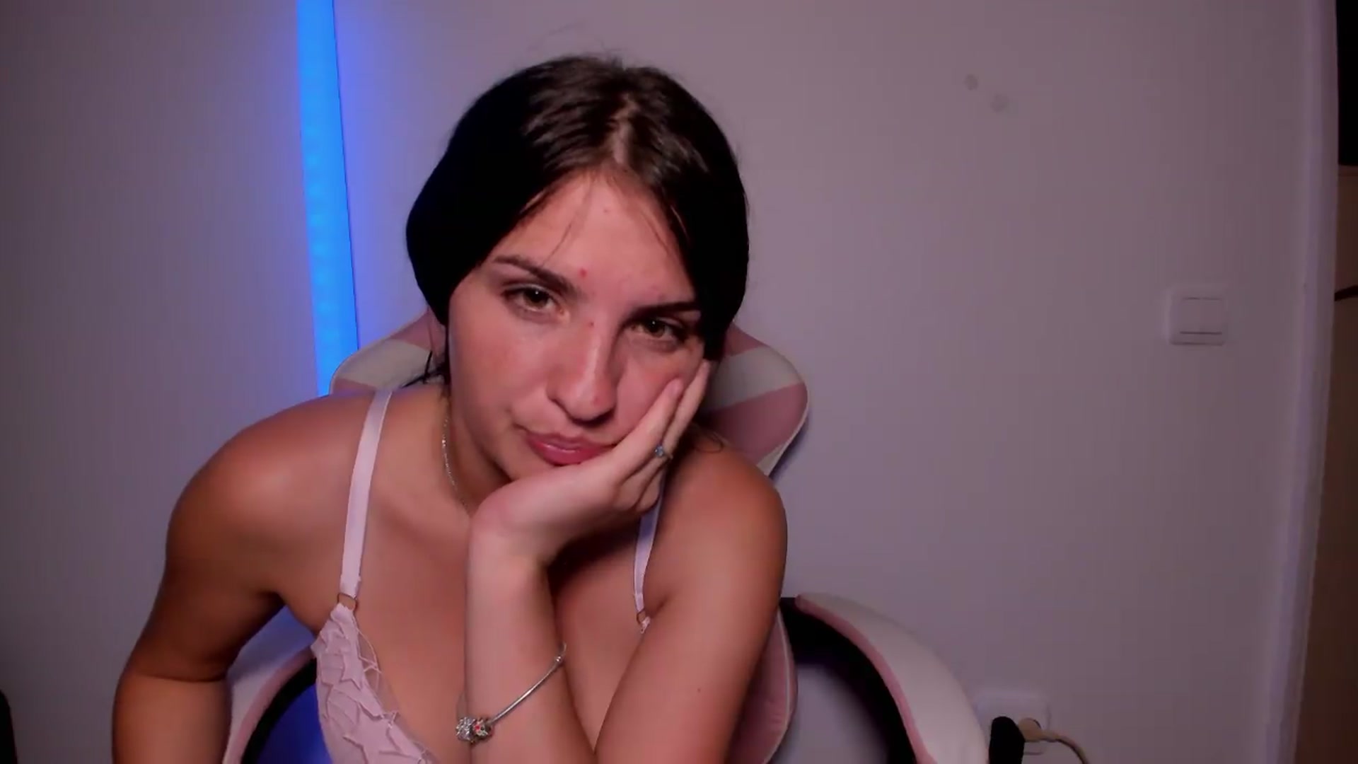 Gallery image thumbnail from AmberBlue_'s myfreecams stream on, 08/18/2026, 04:33 image 3 of 20