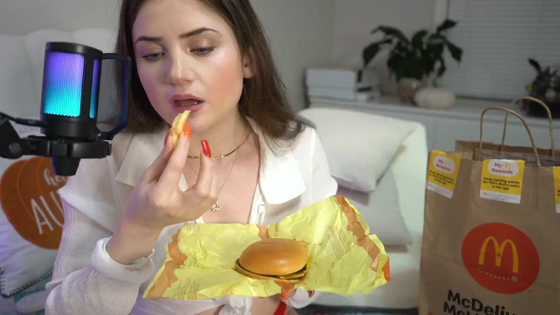 Gallery image thumbnail from AmberPeach's myfreecams stream on, 11/17/2024, 06:42 image 11 of 20