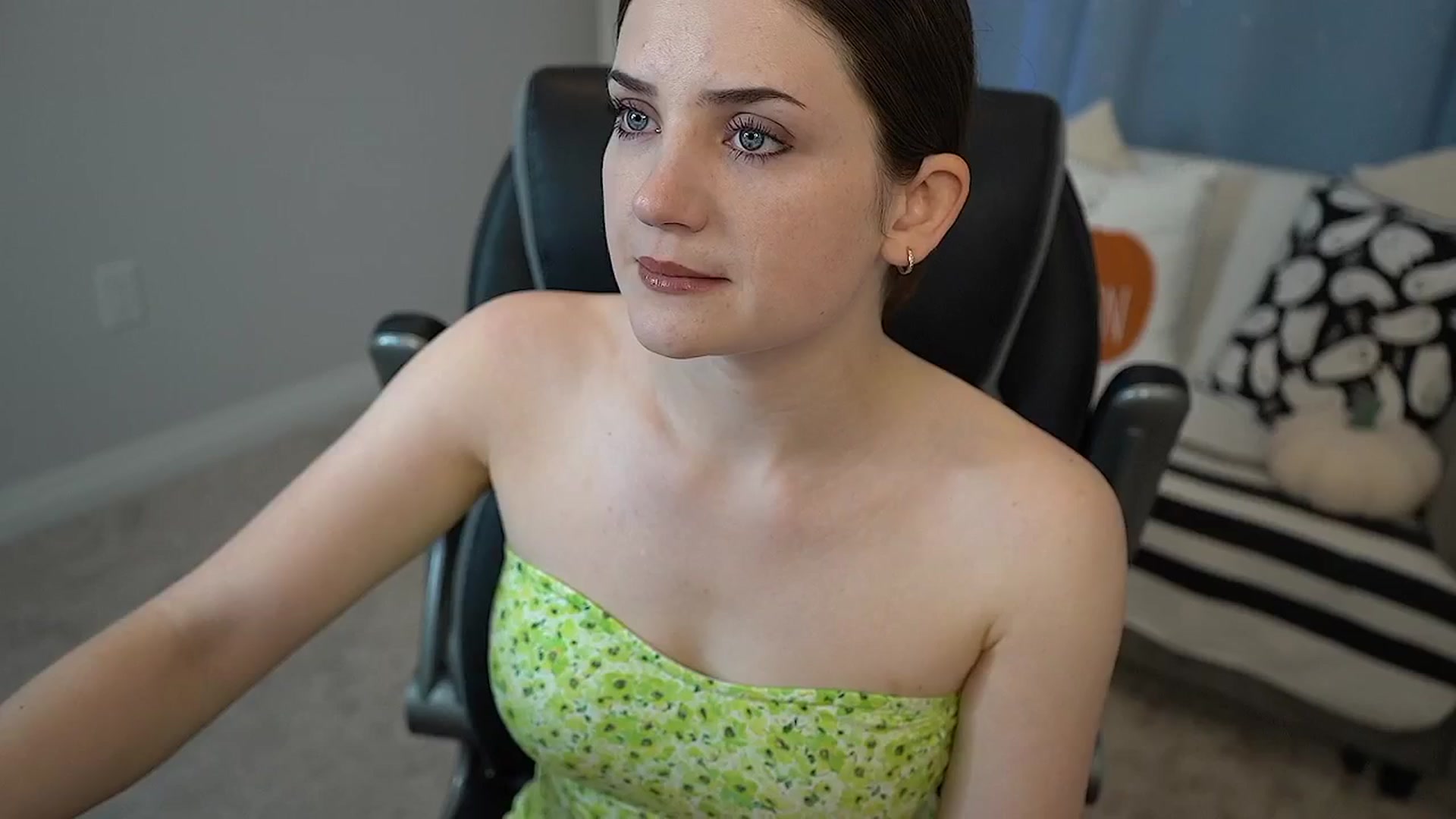 Gallery image thumbnail from AmberPeach's myfreecams stream on, 10/02/2025, 22:20 image 12 of 20