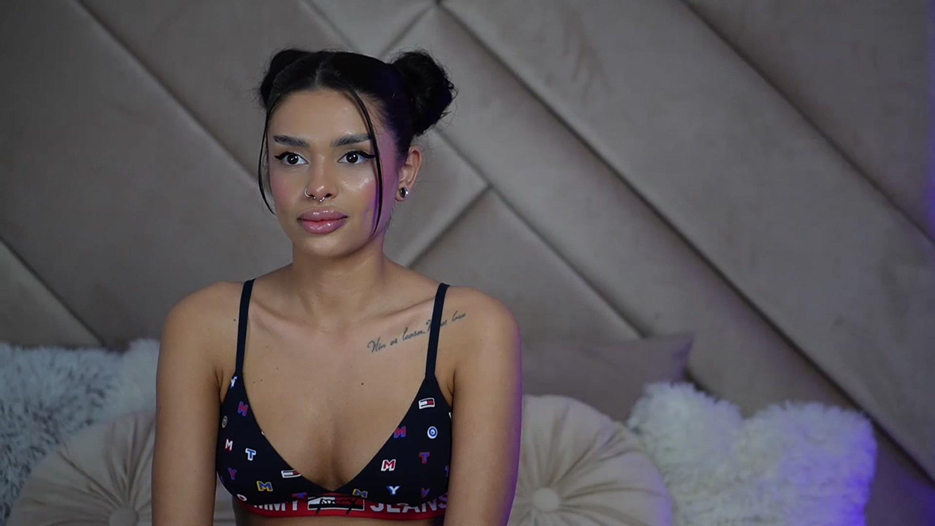 Gallery image thumbnail from AmberPy's myfreecams stream on, 04/25/2023, 14:39 image 15 of 20
