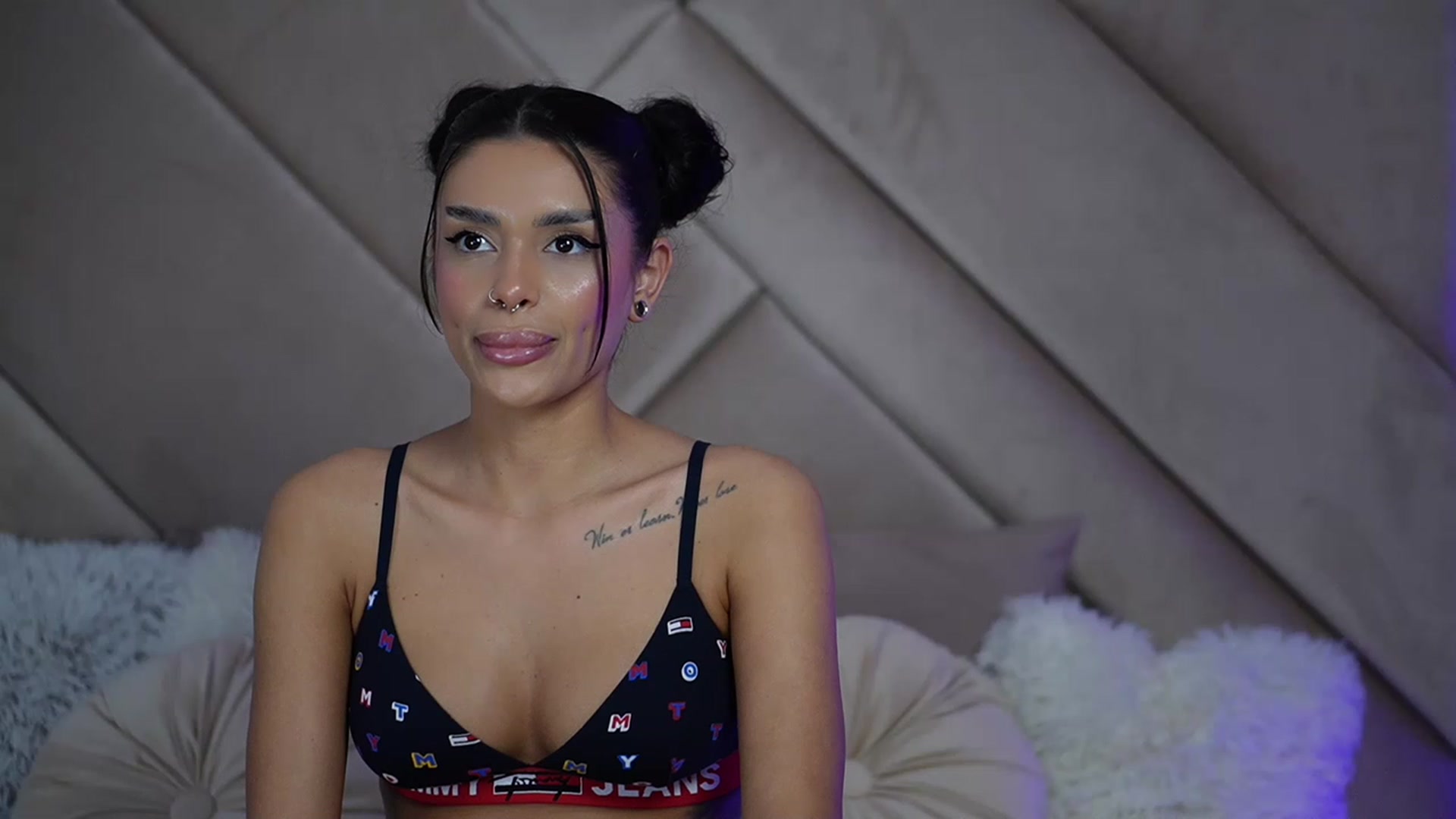 Gallery image thumbnail from AmberPy's myfreecams stream on, 04/25/2023, 14:39 image 16 of 20