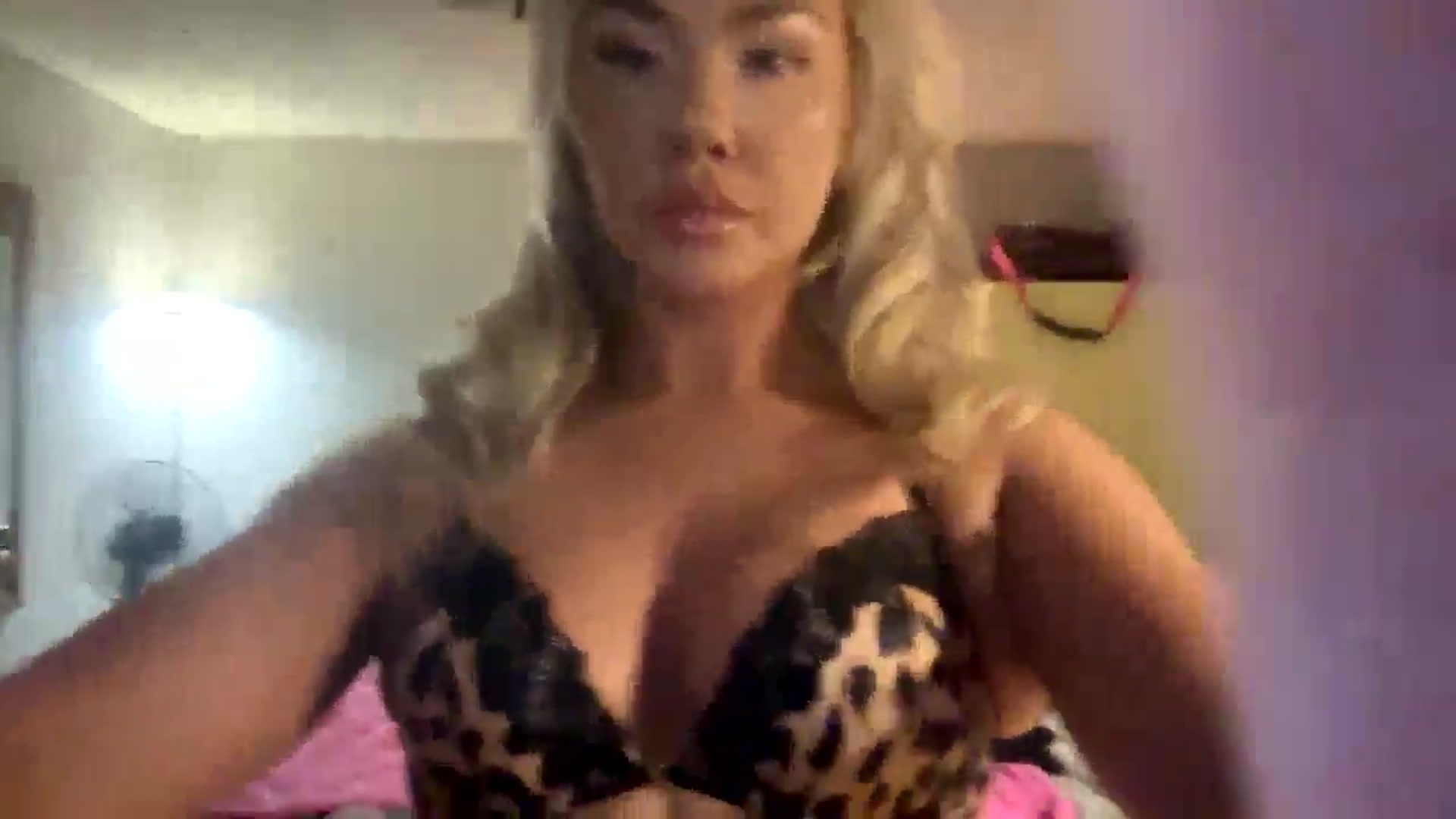 Gallery image thumbnail from AmberRose9114's myfreecams stream on, 03/25/2025, 18:22 image 7 of 20