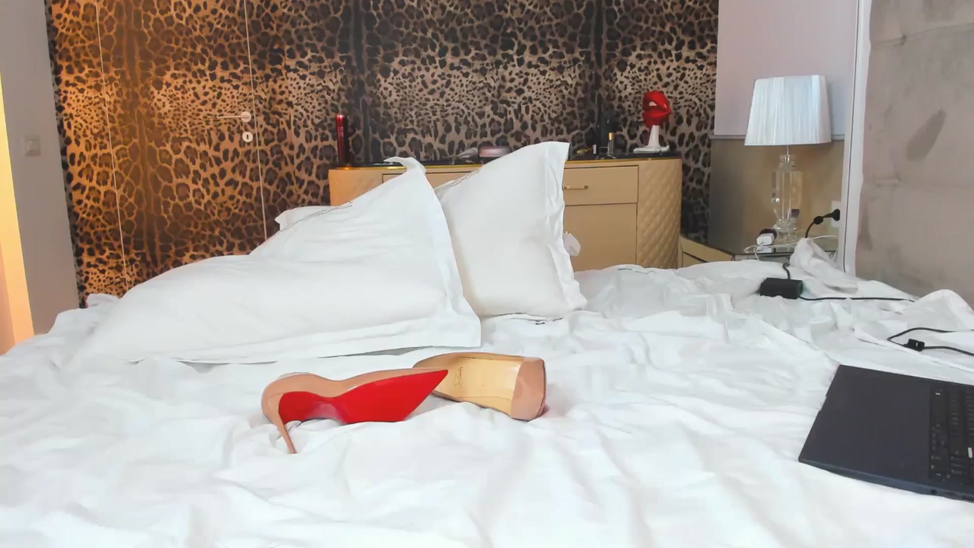 Gallery image thumbnail from AmberVenus's myfreecams stream on, 12/07/2024, 18:22 image 17 of 20