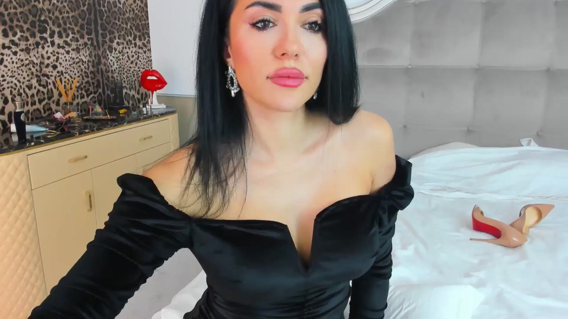 Gallery image thumbnail from AmberVenus's myfreecams stream on, 12/09/2024, 19:11 image 1 of 20