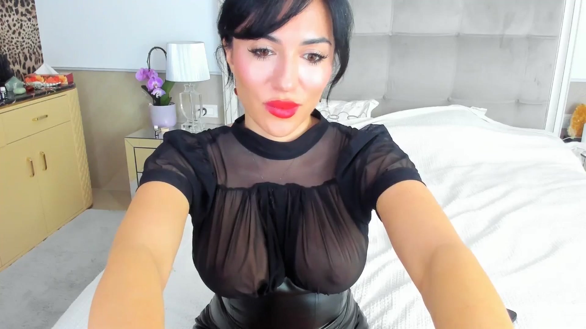 Gallery image thumbnail from AmberVenus's myfreecams stream on, 03/15/2025, 19:57 image 11 of 20