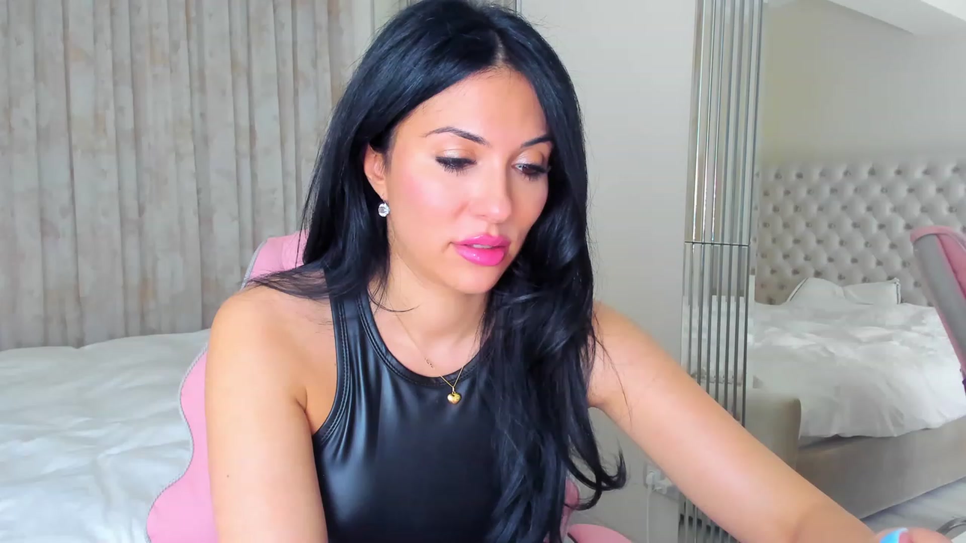 Gallery image thumbnail from AmberWTF's myfreecams stream on, 04/12/2023, 18:06 image 10 of 20