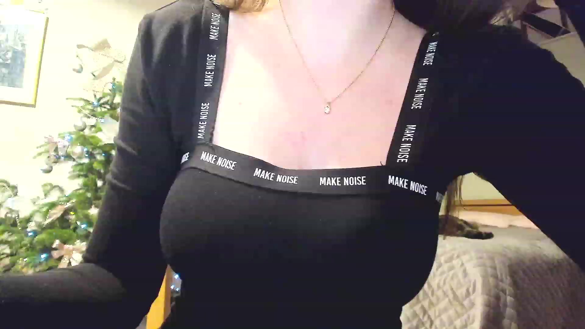Gallery image thumbnail from Amber_Fry's myfreecams stream on, 12/21/2022, 21:13 image 17 of 20