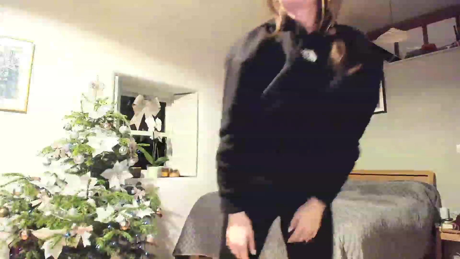Gallery image thumbnail from Amber_Fry's myfreecams stream on, 12/28/2022, 21:31 image 9 of 20