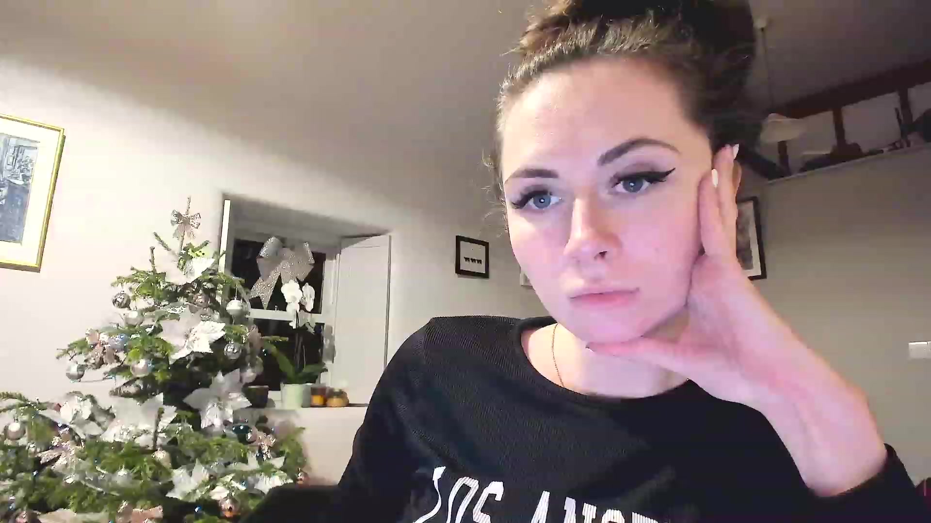 Gallery image thumbnail from Amber_Fry's myfreecams stream on, 12/29/2022, 24:08 image 17 of 20