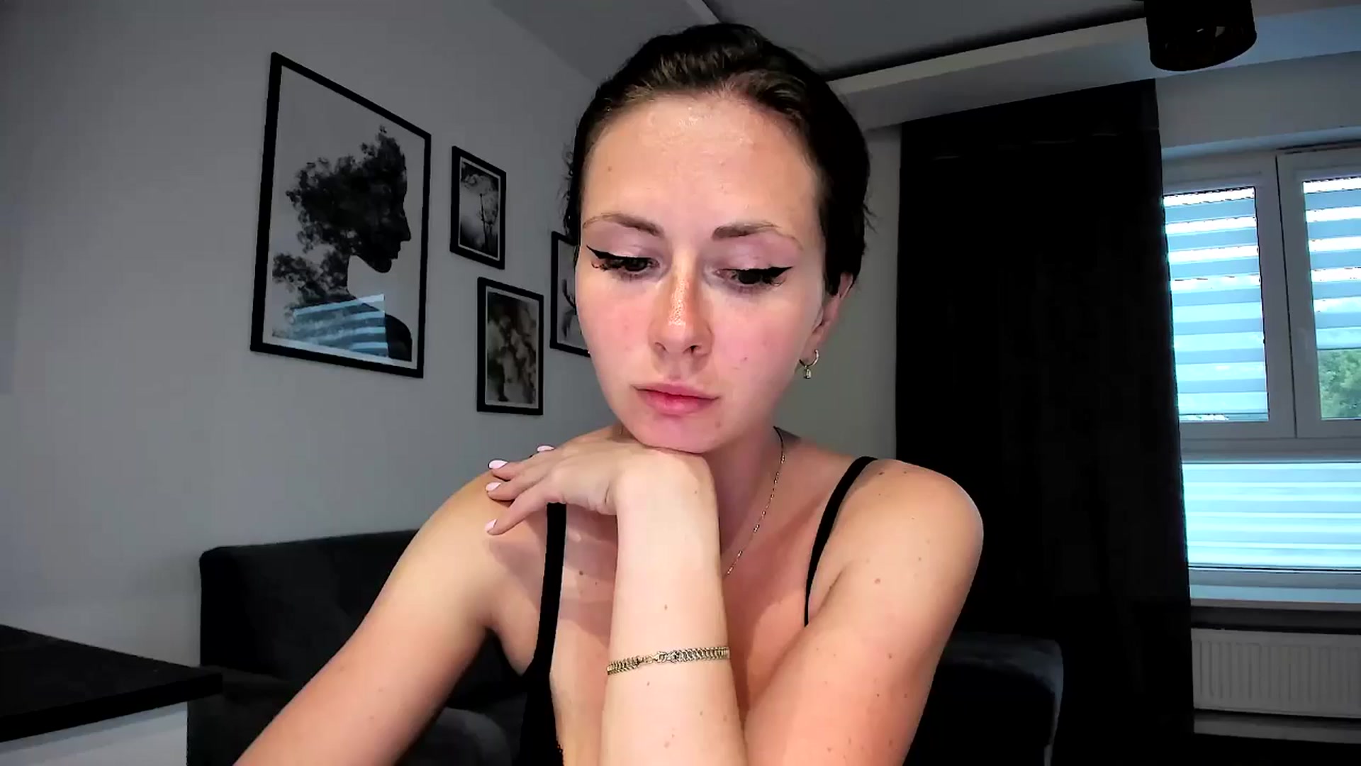 Gallery image thumbnail from Amber_Fry's myfreecams stream on, 05/06/2024, 17:49 image 16 of 20