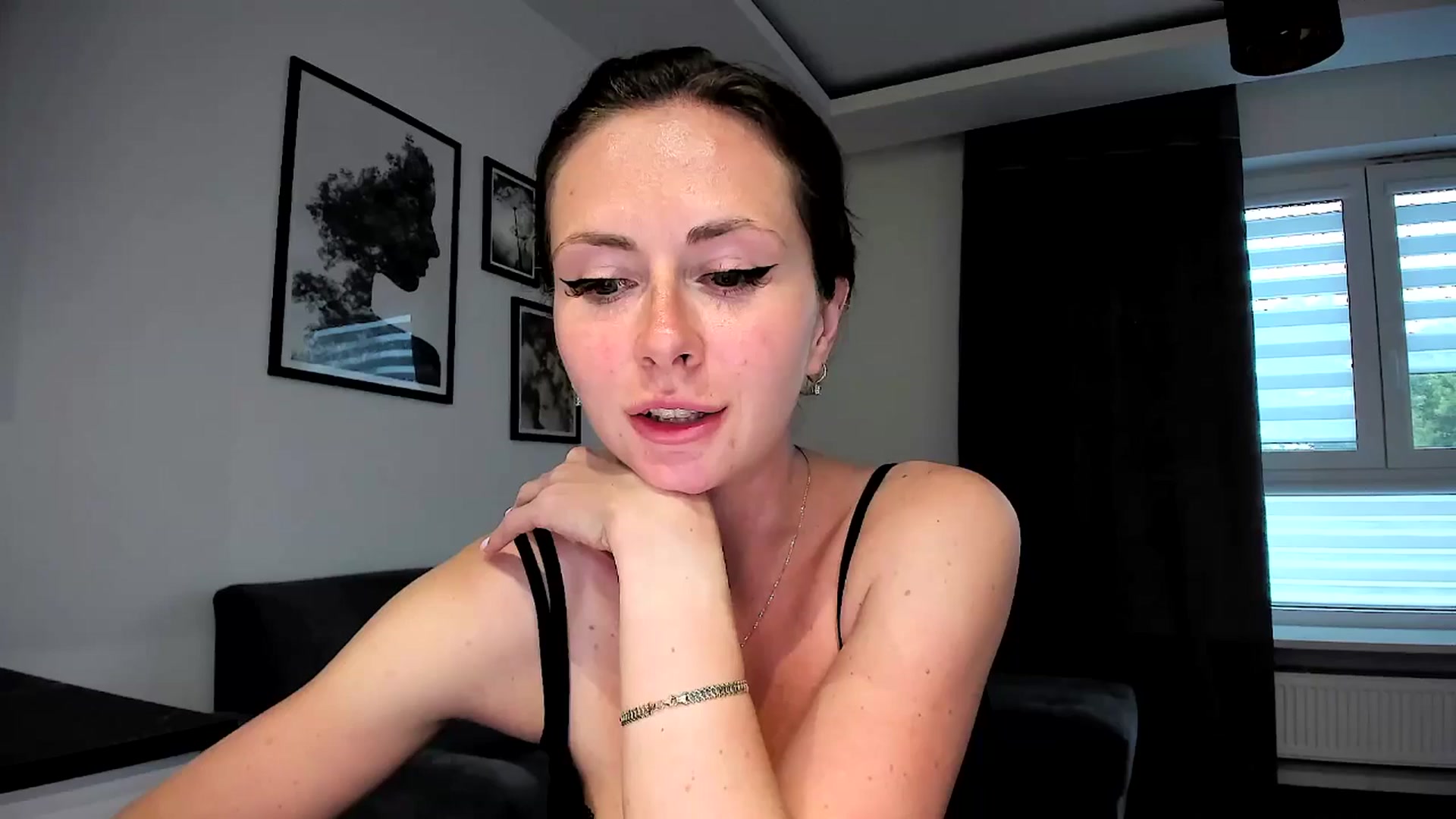 Gallery image thumbnail from Amber_Fry's myfreecams stream on, 05/06/2024, 17:49 image 15 of 20