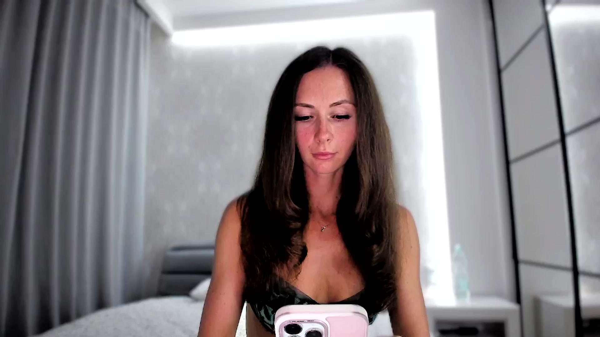 Gallery image thumbnail from Amber_Fry's myfreecams stream on, 08/23/2024, 18:41 image 13 of 20
