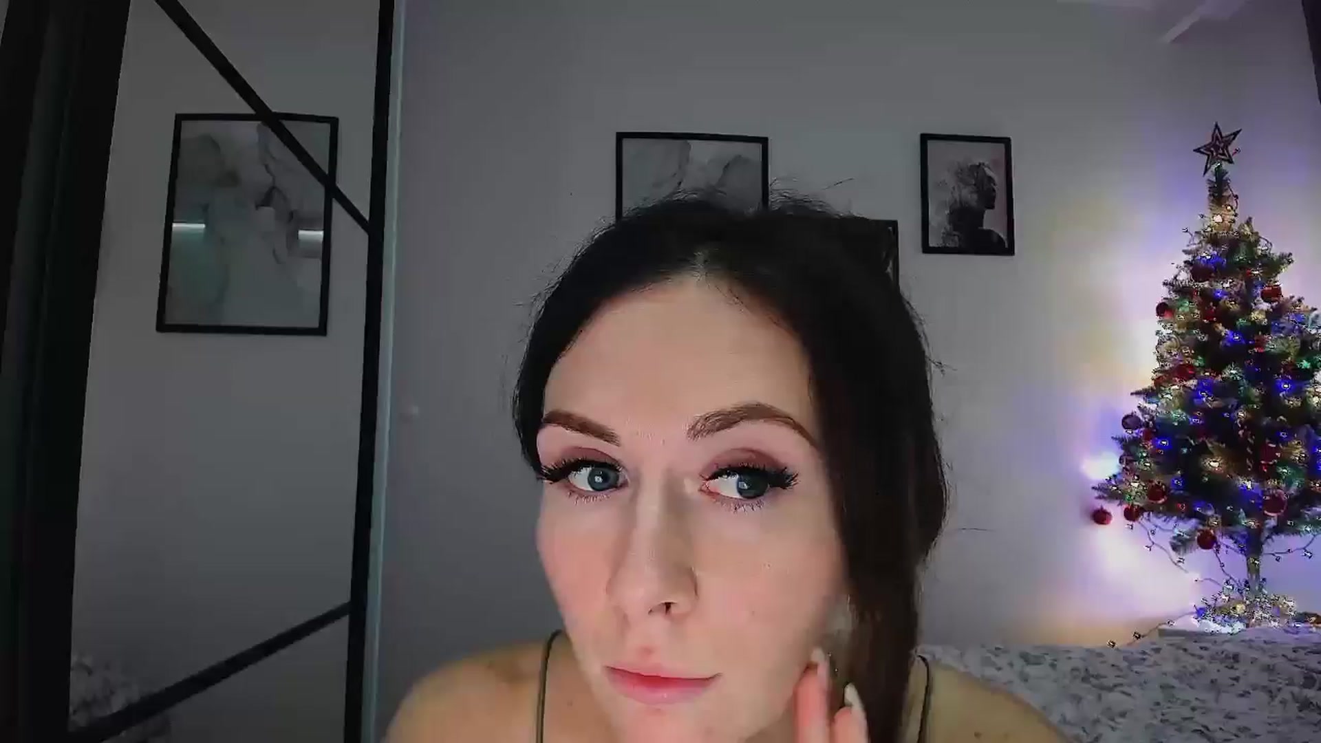Gallery image thumbnail from Amber_Fry's myfreecams stream on, 12/10/2024, 20:05 image 19 of 20