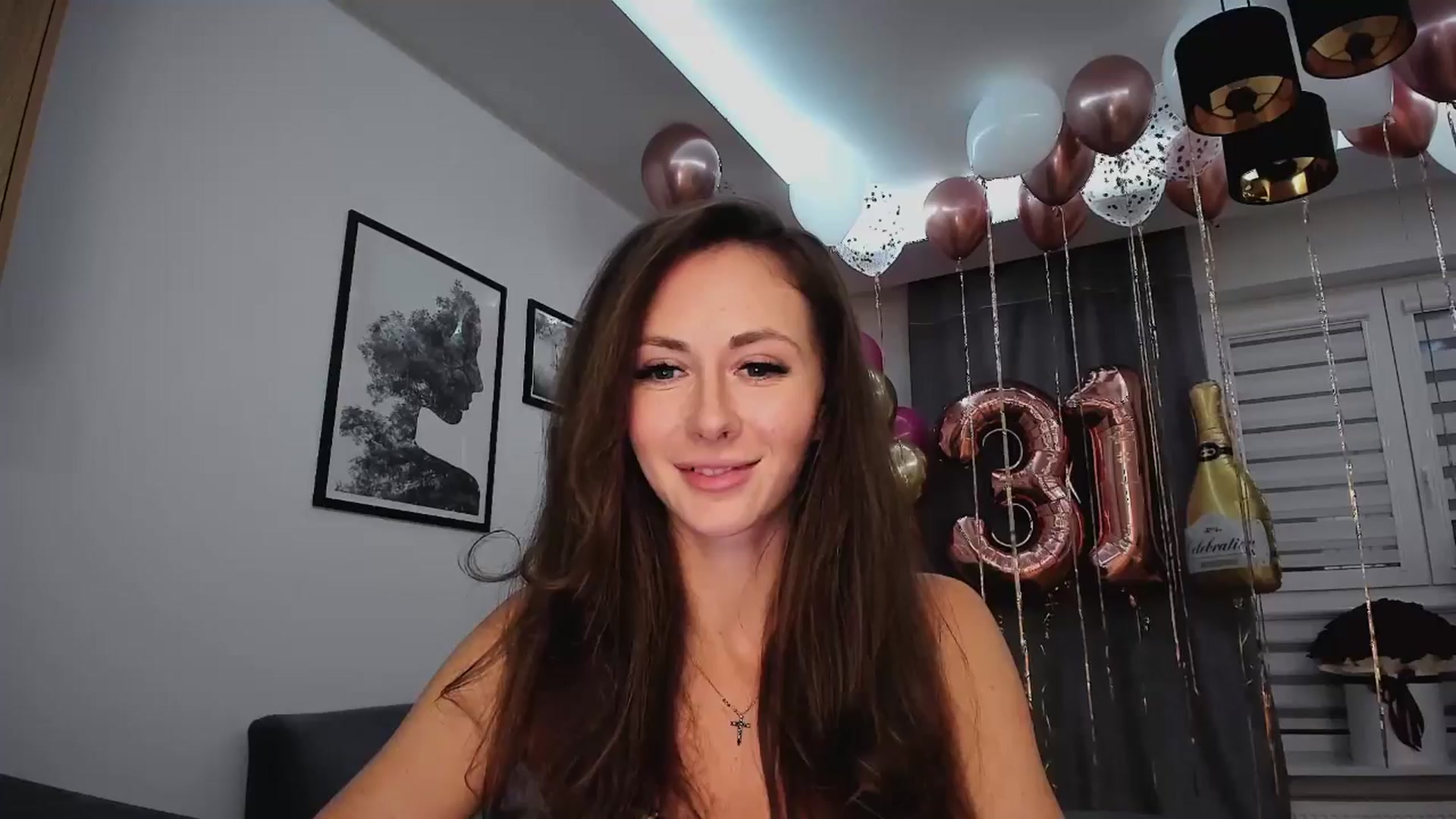 Gallery image thumbnail from Amber_Fry's myfreecams stream on, 01/19/2025, 20:37 image 16 of 20