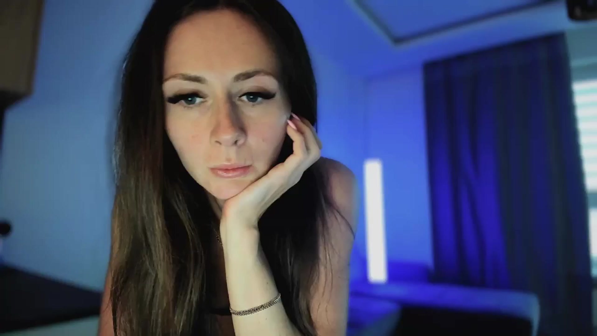Gallery image thumbnail from Amber_Fry's myfreecams stream on, 04/21/2025, 17:38 image 10 of 20