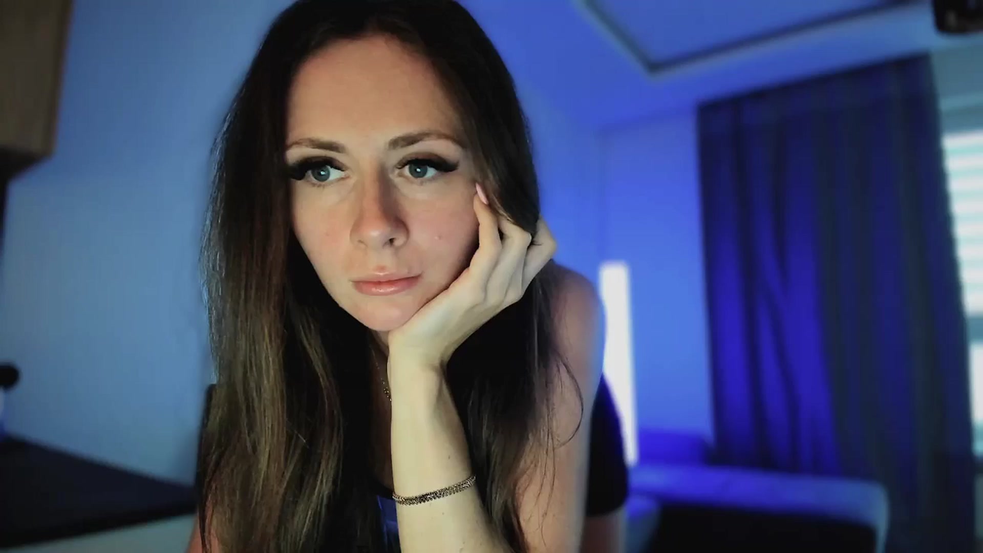 Gallery image thumbnail from Amber_Fry's myfreecams stream on, 04/21/2025, 17:38 image 11 of 20