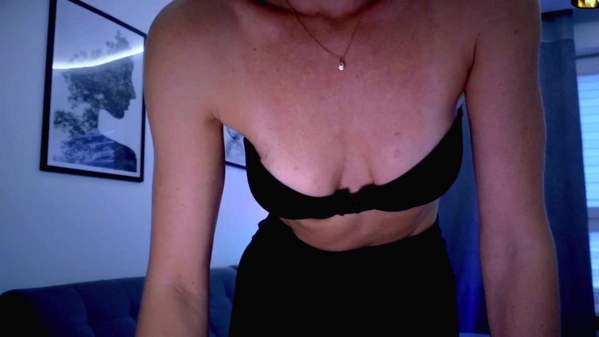 Gallery image thumbnail from Amber_Fry's myfreecams stream on, 10/12/2025, 16:01 image 13 of 20